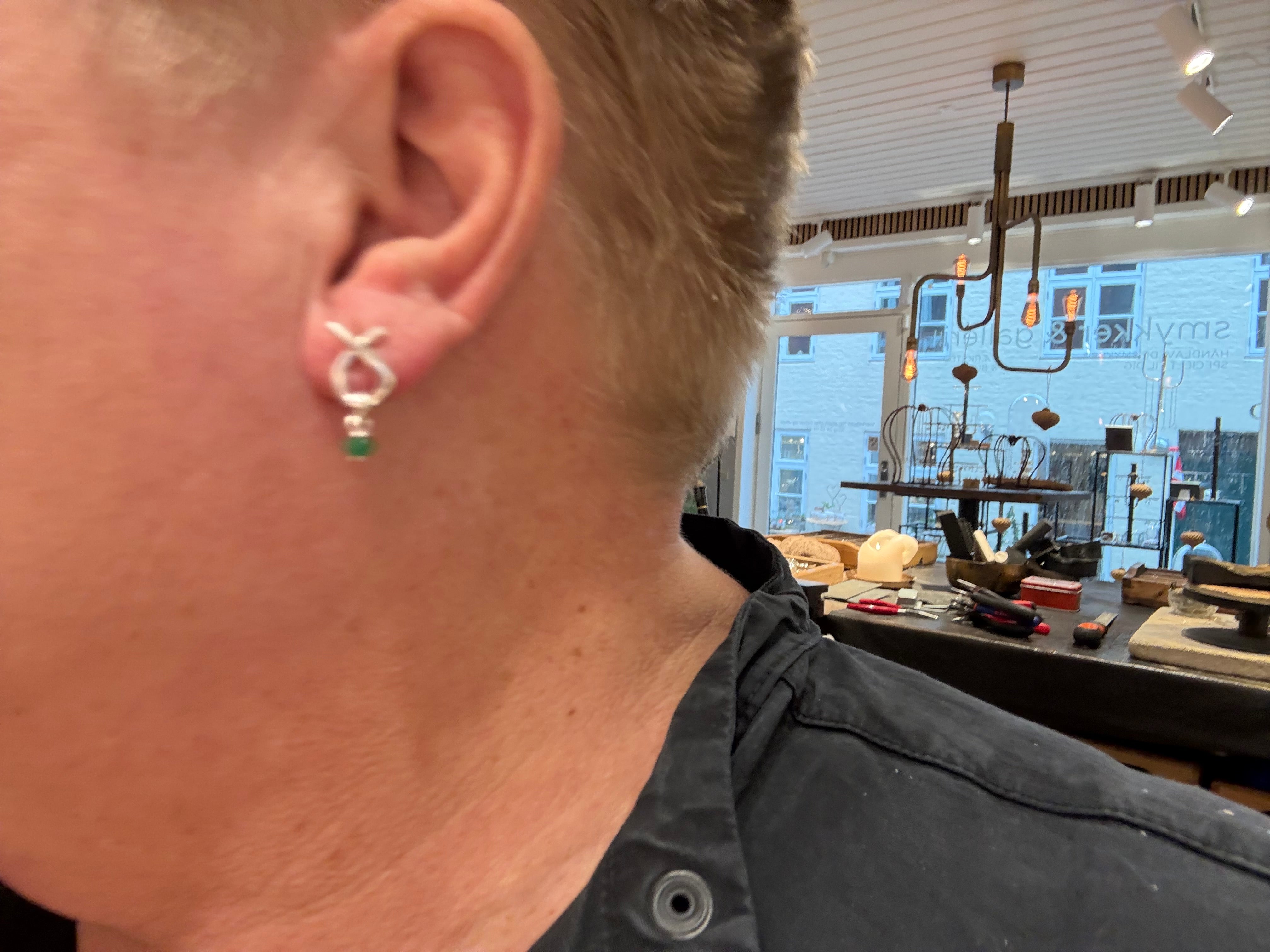 Sløjfe øreringe med smaragd perle