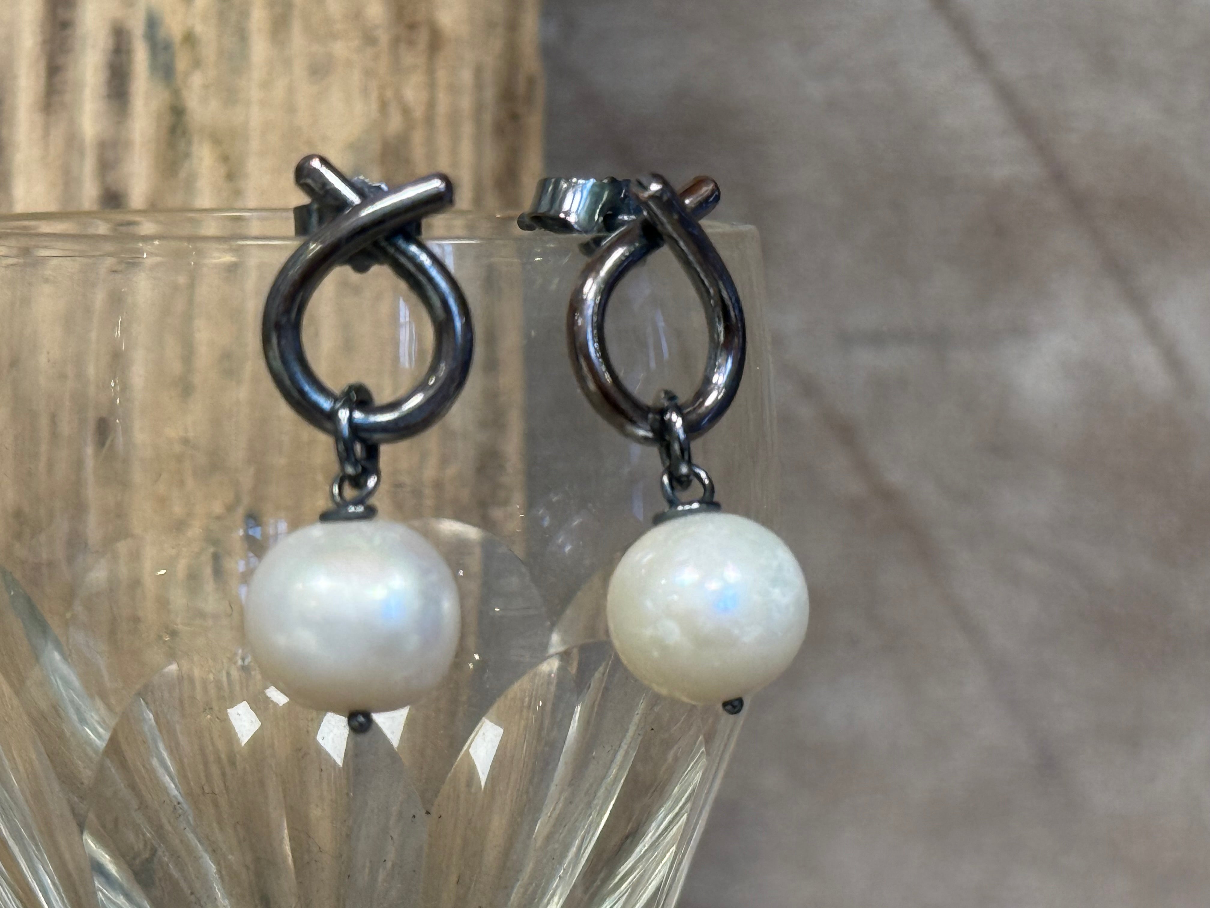 Sløjfe øreringe med ferskvandsperle - rustikke håndlavet i kobber