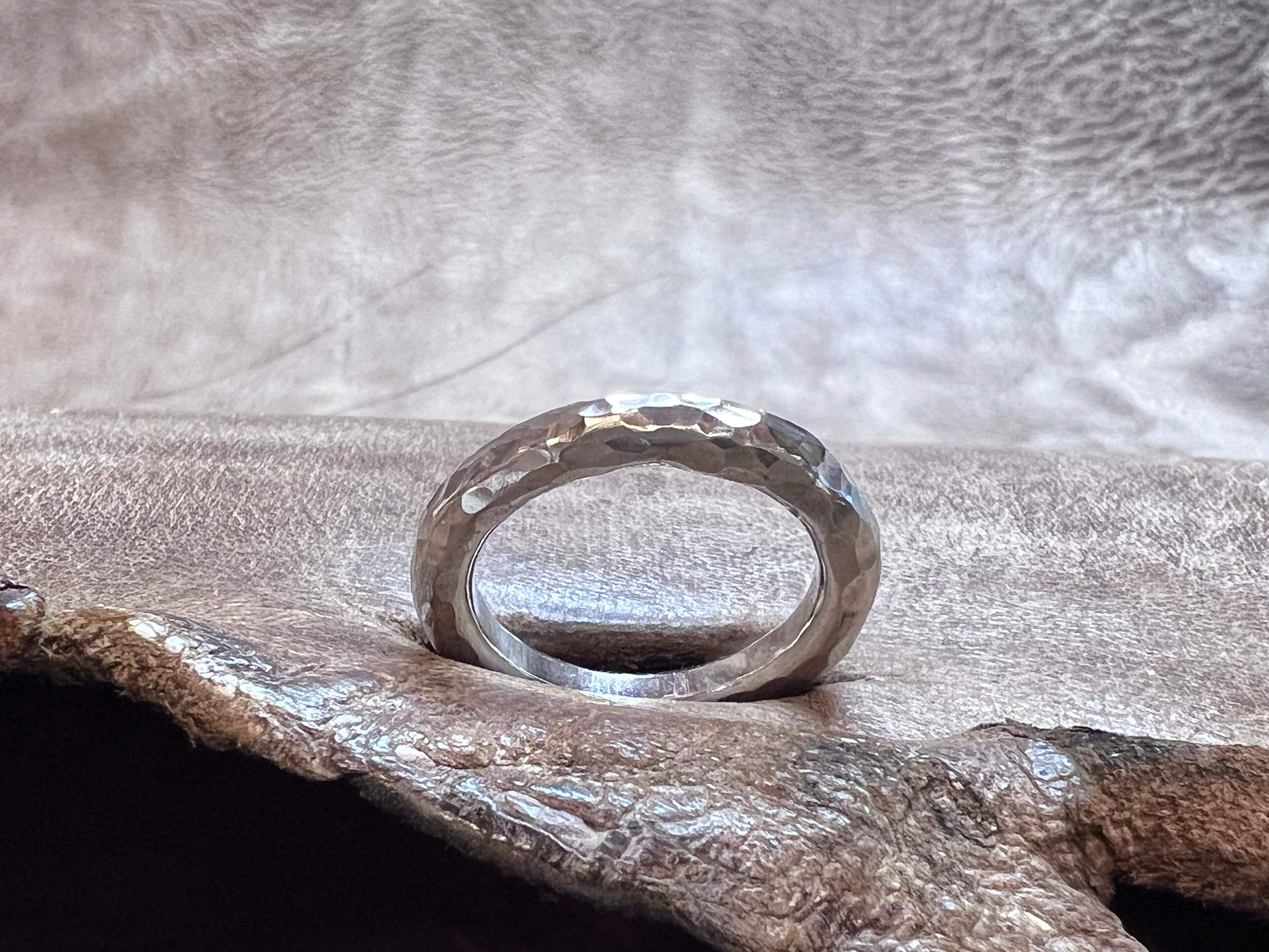 Sølv ring 4 mm med hammerslået overflade