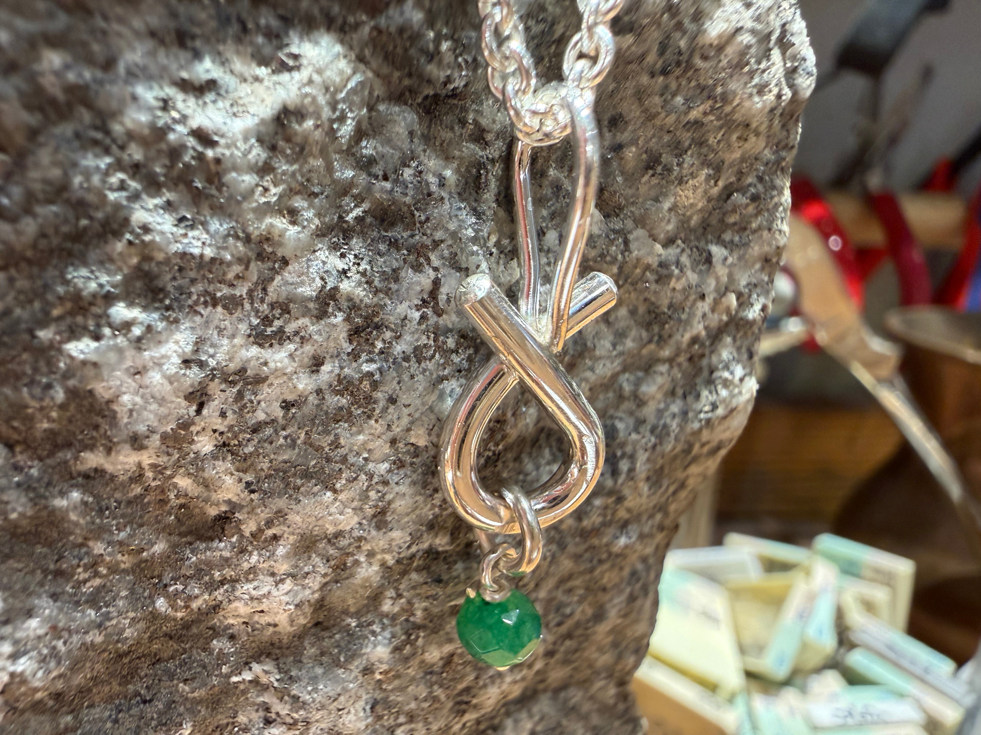 Rustik sløjfe vedhæng i sølv, med smaragd