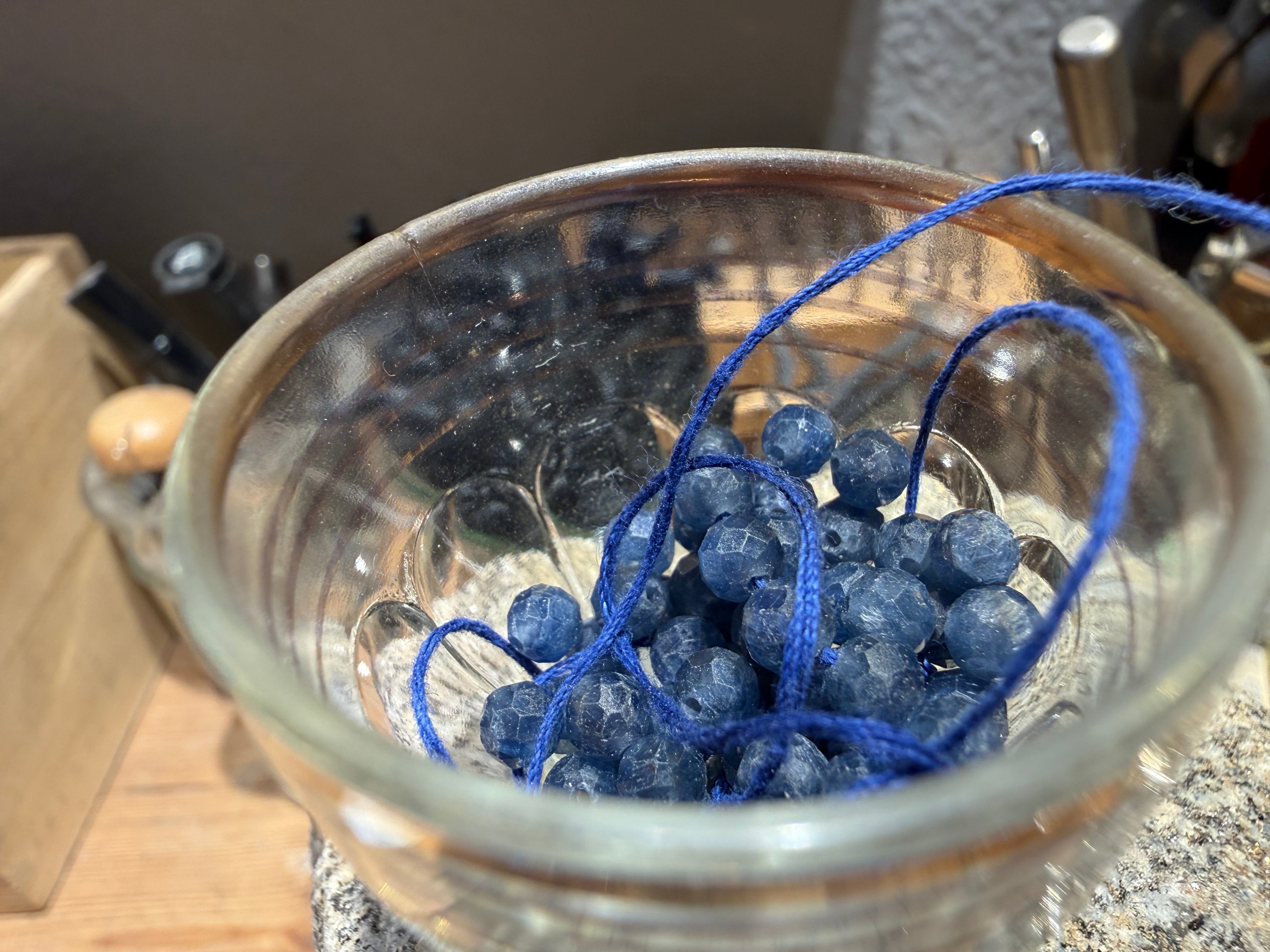 Rustik sløjfe vedhæng i sølv, med safir