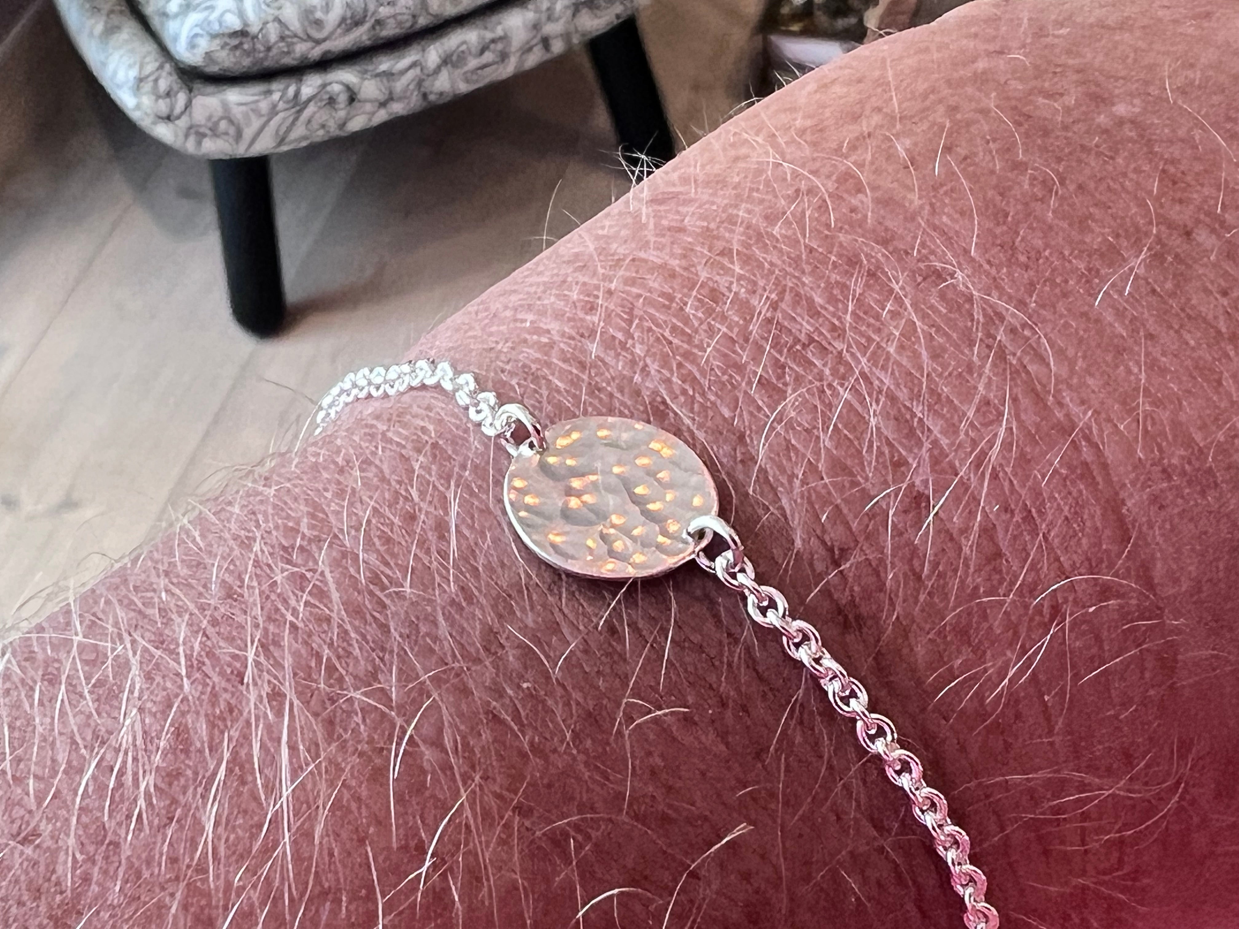 Armbånd med tag - med stemplede 3 bogstaver/tal eller blank