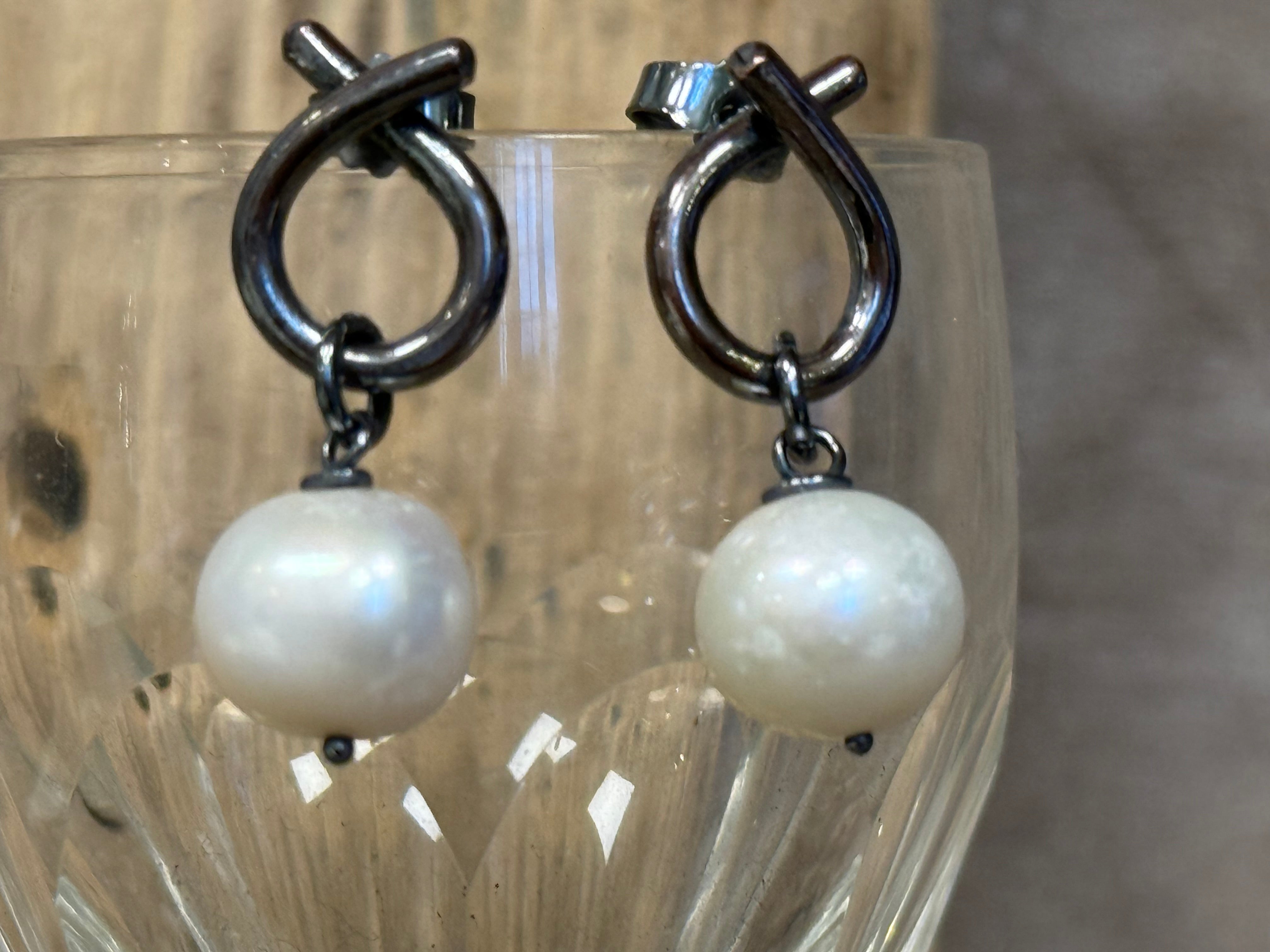 Sløjfe øreringe med ferskvandsperle - rustikke håndlavet i kobber