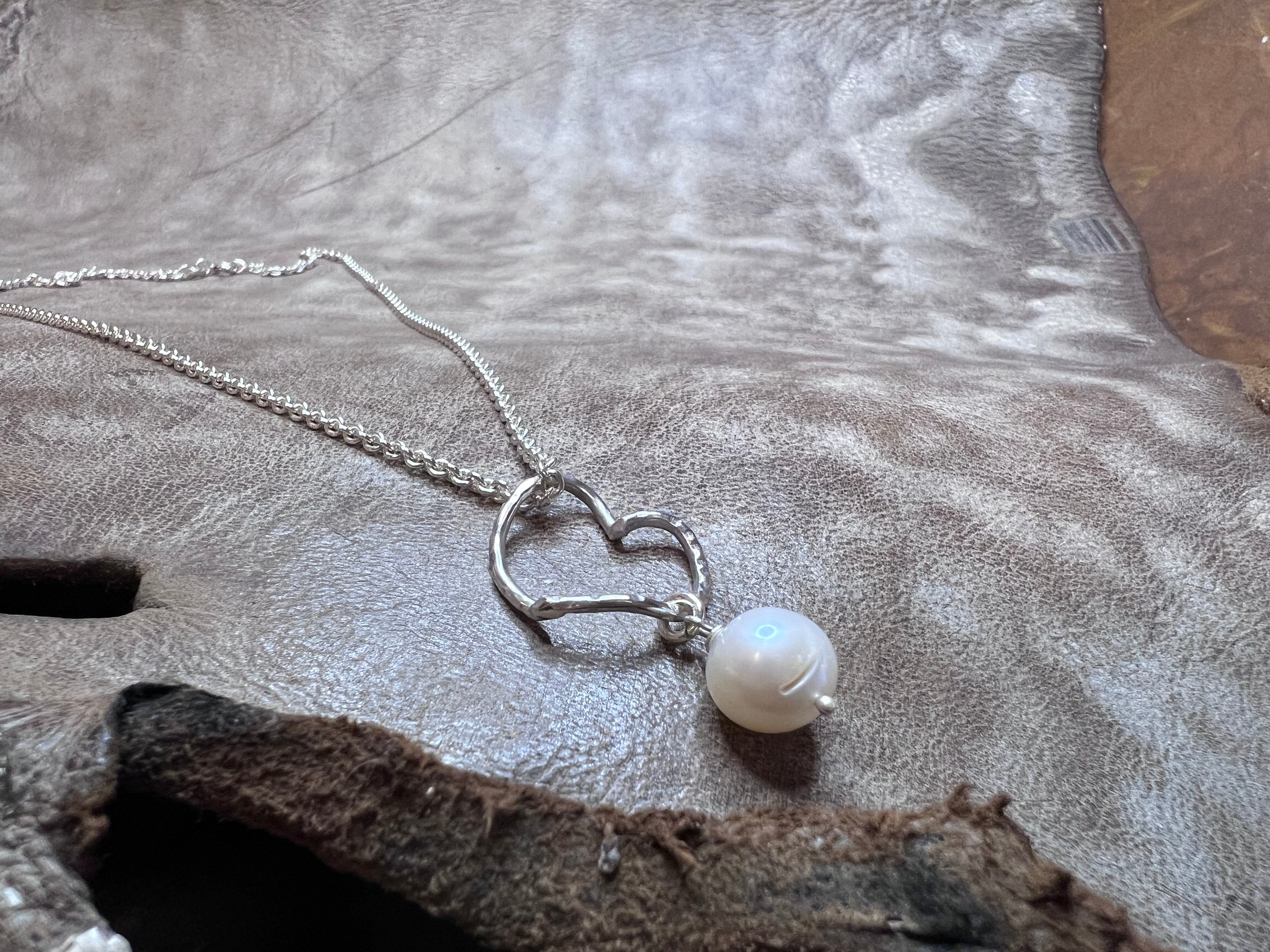 Vesterhavs magisk sølv hjerte enkelt og upoleret 20x20 mm med perle