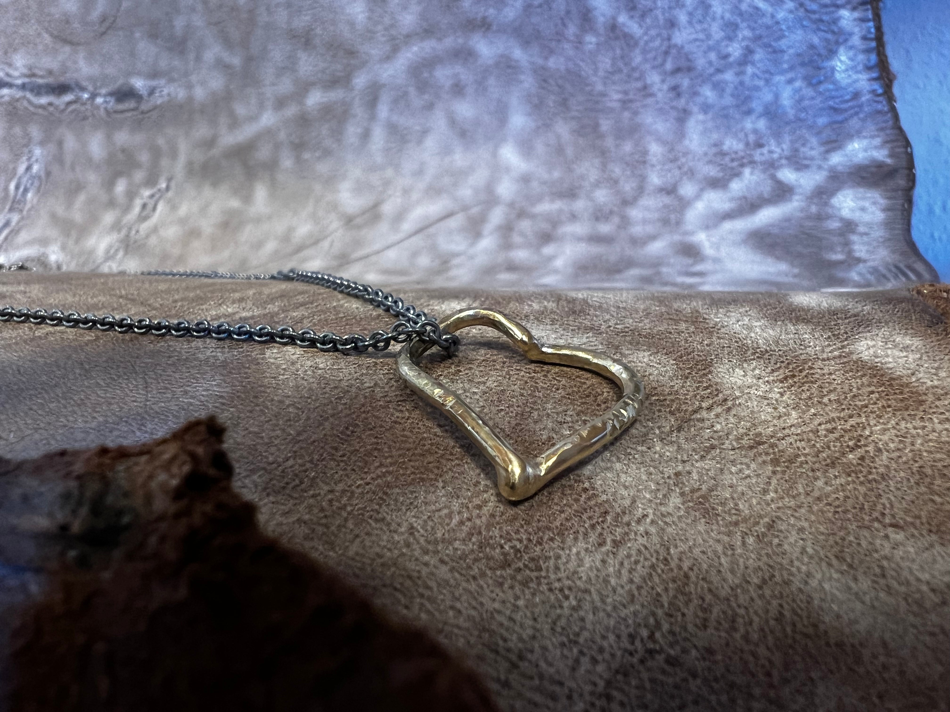 Et magiske hjerte i guld med oxideret sølv kæde