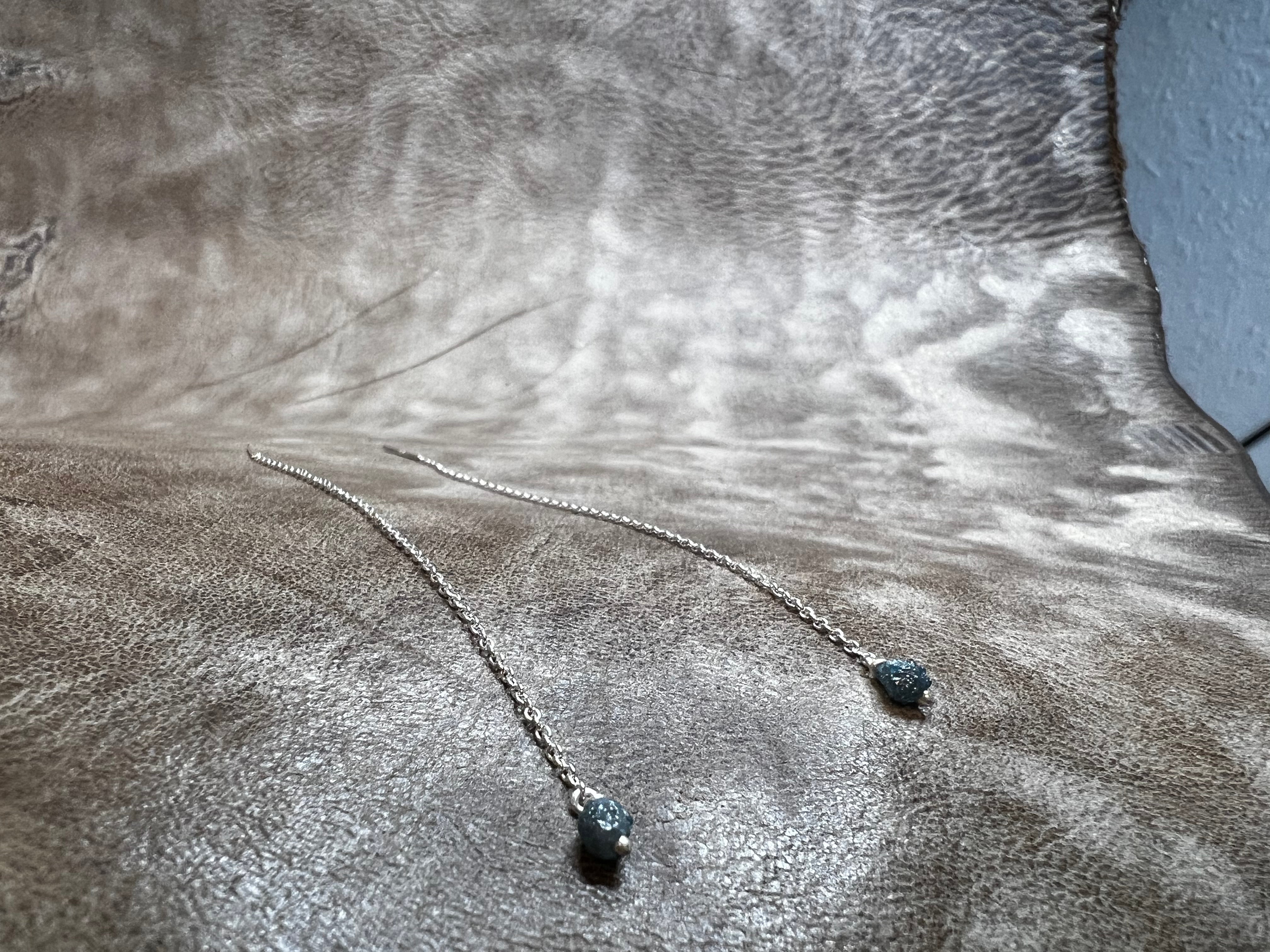 Kæde ørehænger i sølv med blå rå-diamanter
