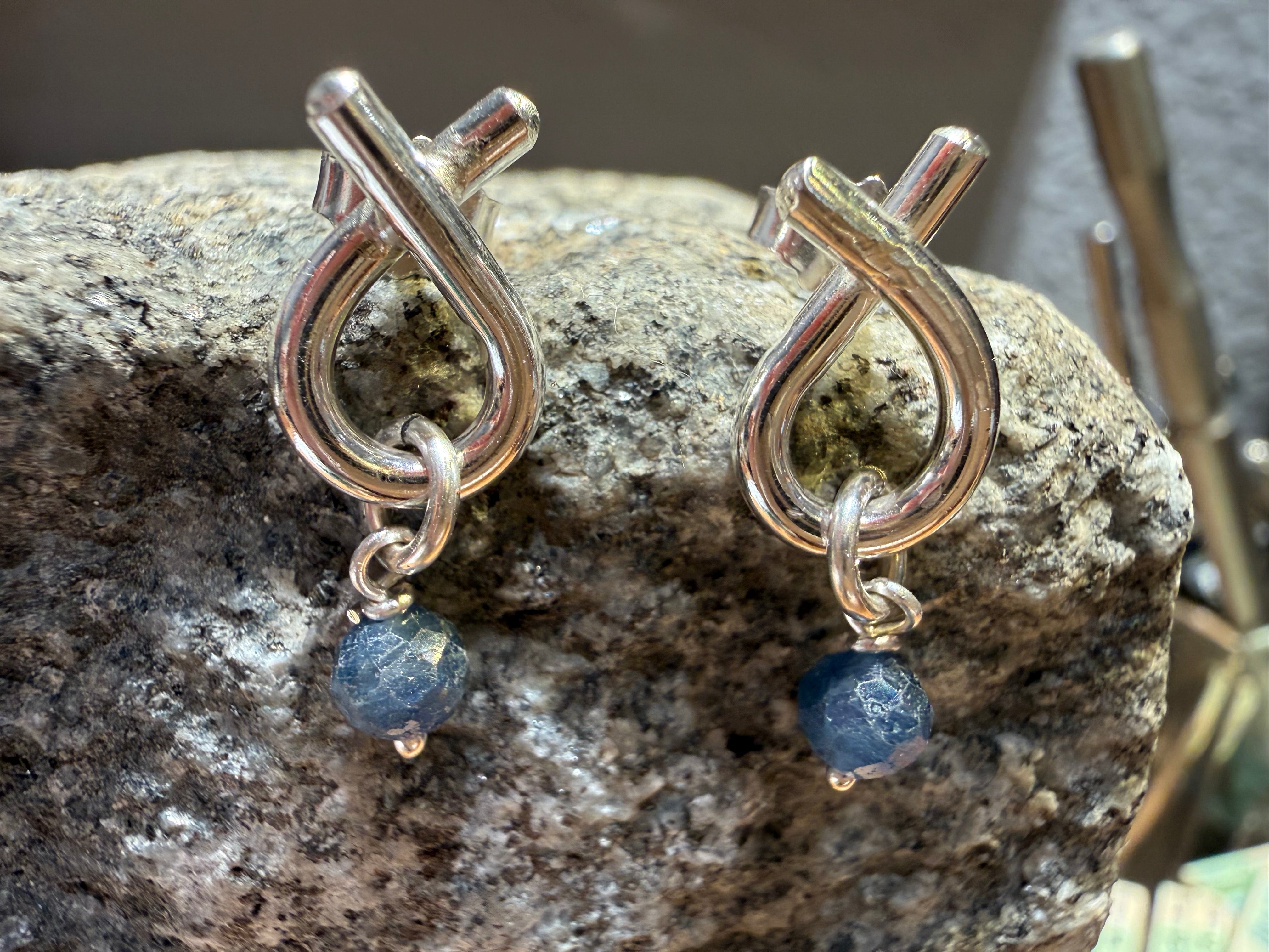 Sløjfe øreringe med safir perle