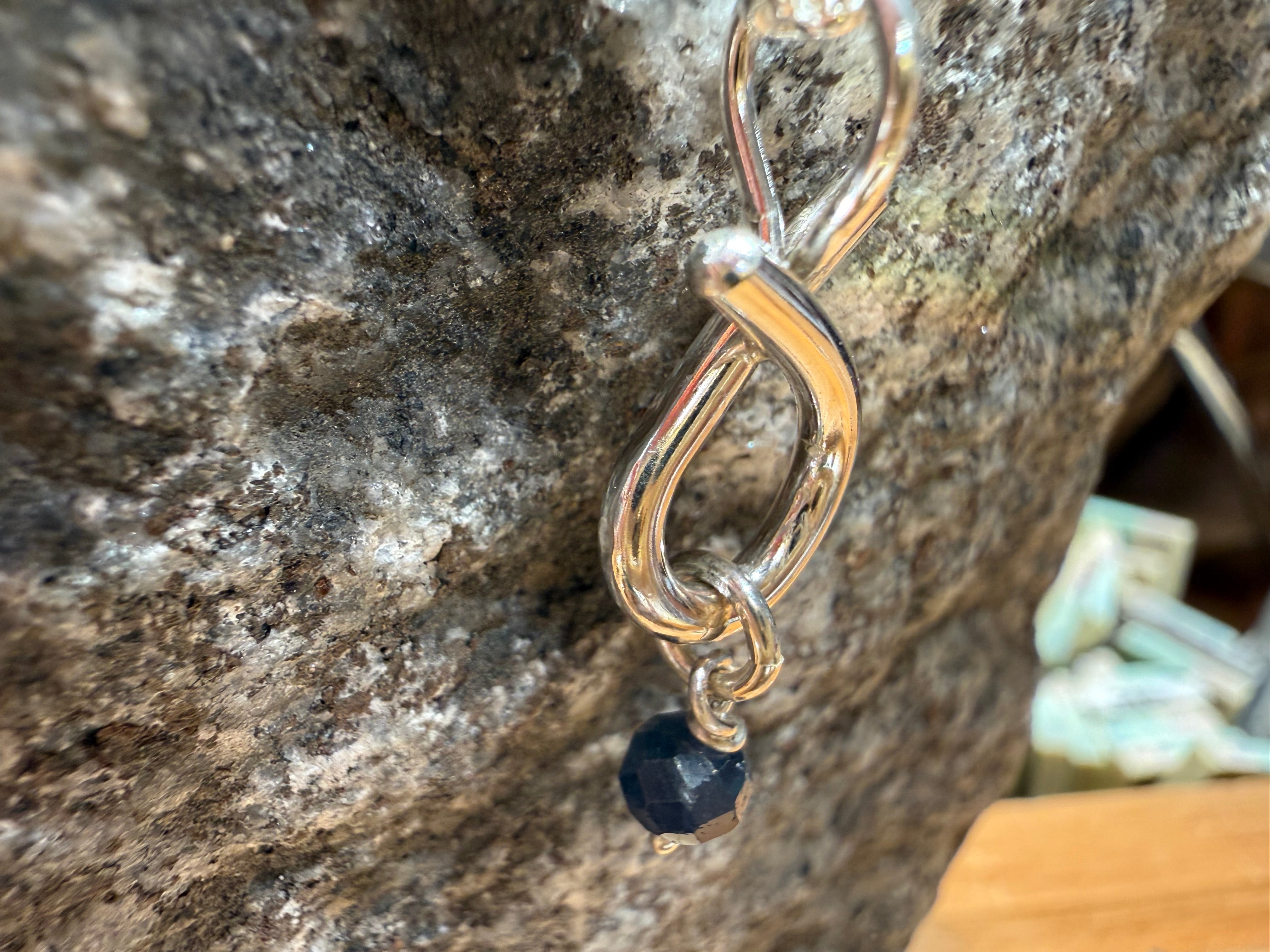 Rustik sløjfe vedhæng i sølv, med safir