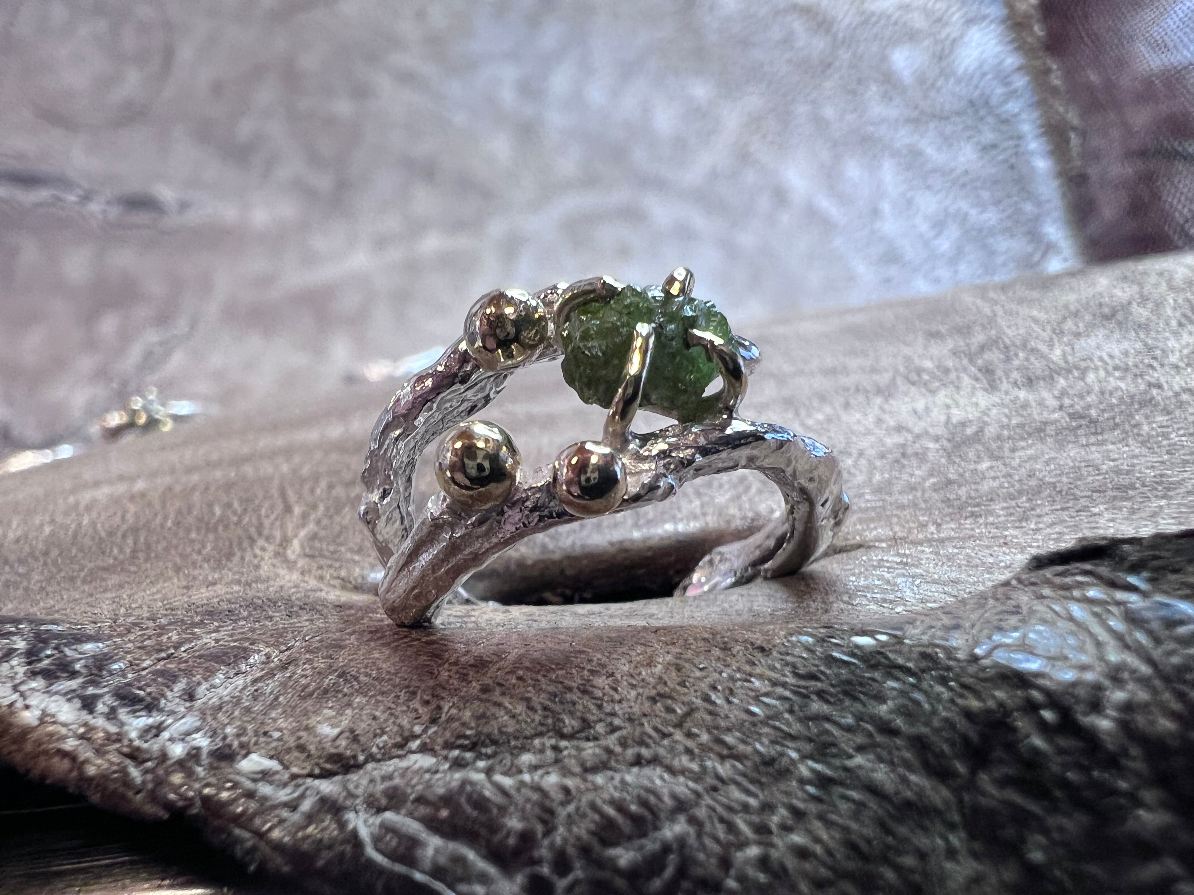 Havtorn ring rå sølv ring med rådiamant og guldkugler