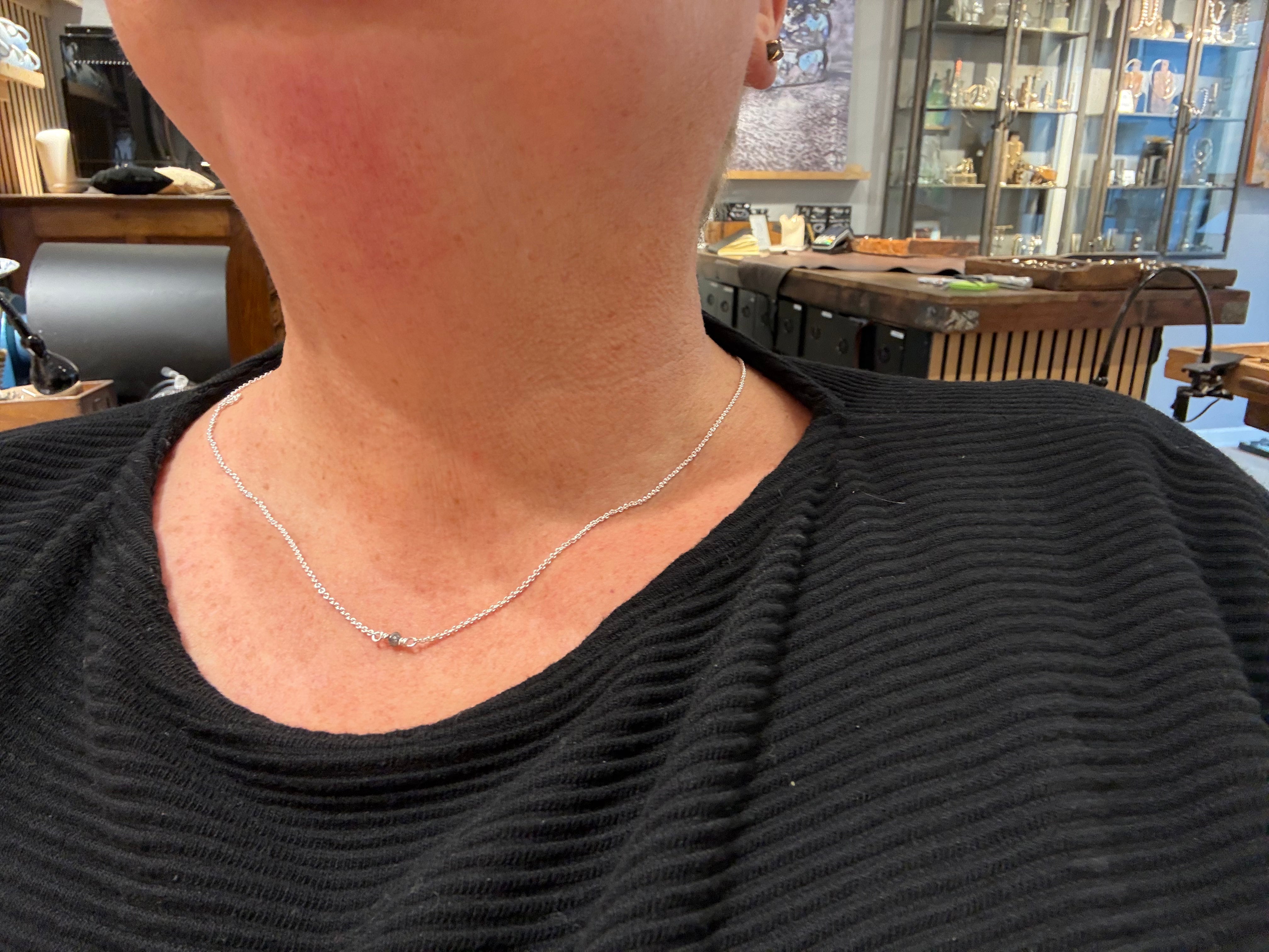 Sølv kæde 040 med diamant perle