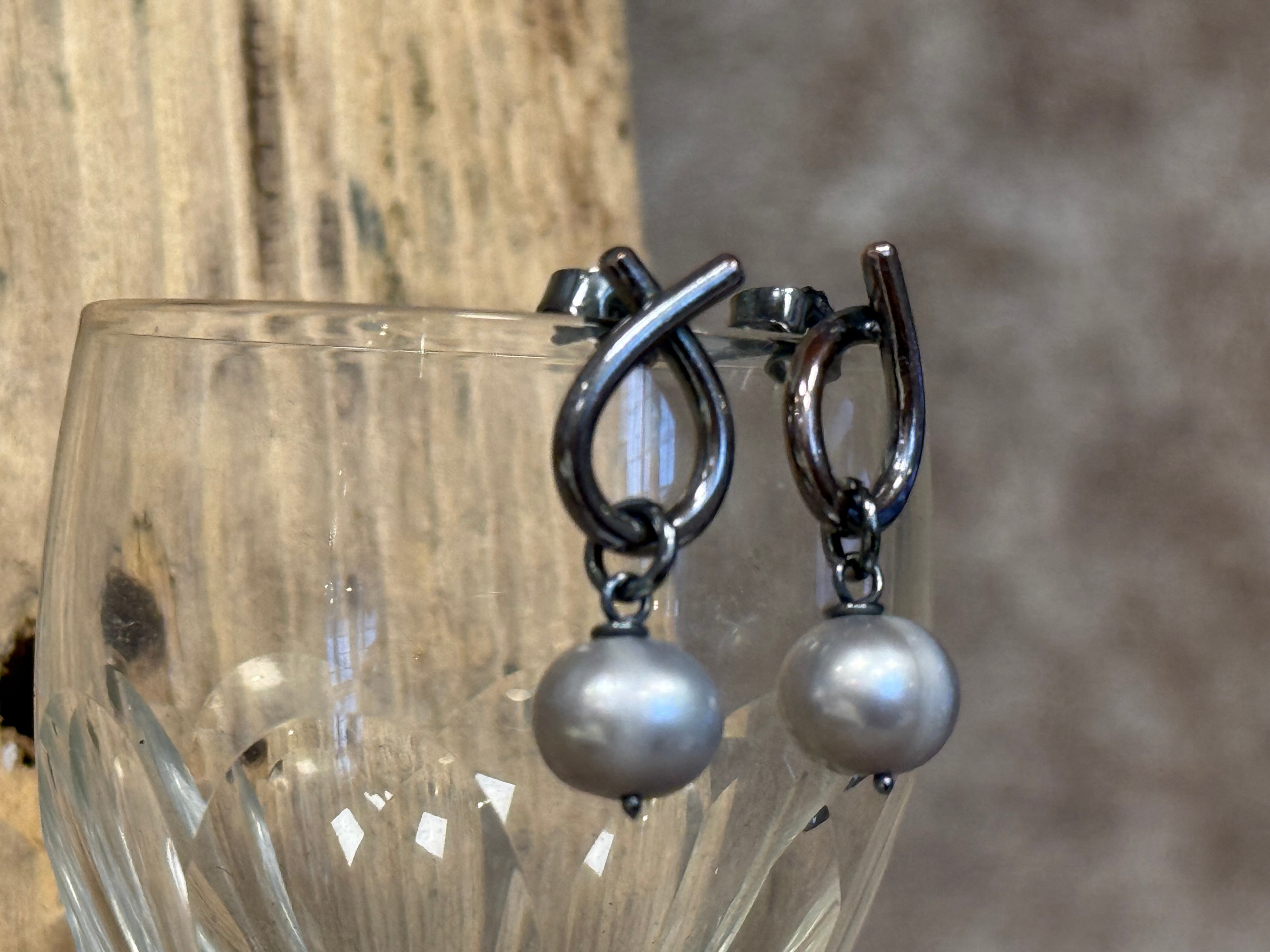 Sløjfe øreringe med ferskvandsperle - rustikke håndlavet i kobber