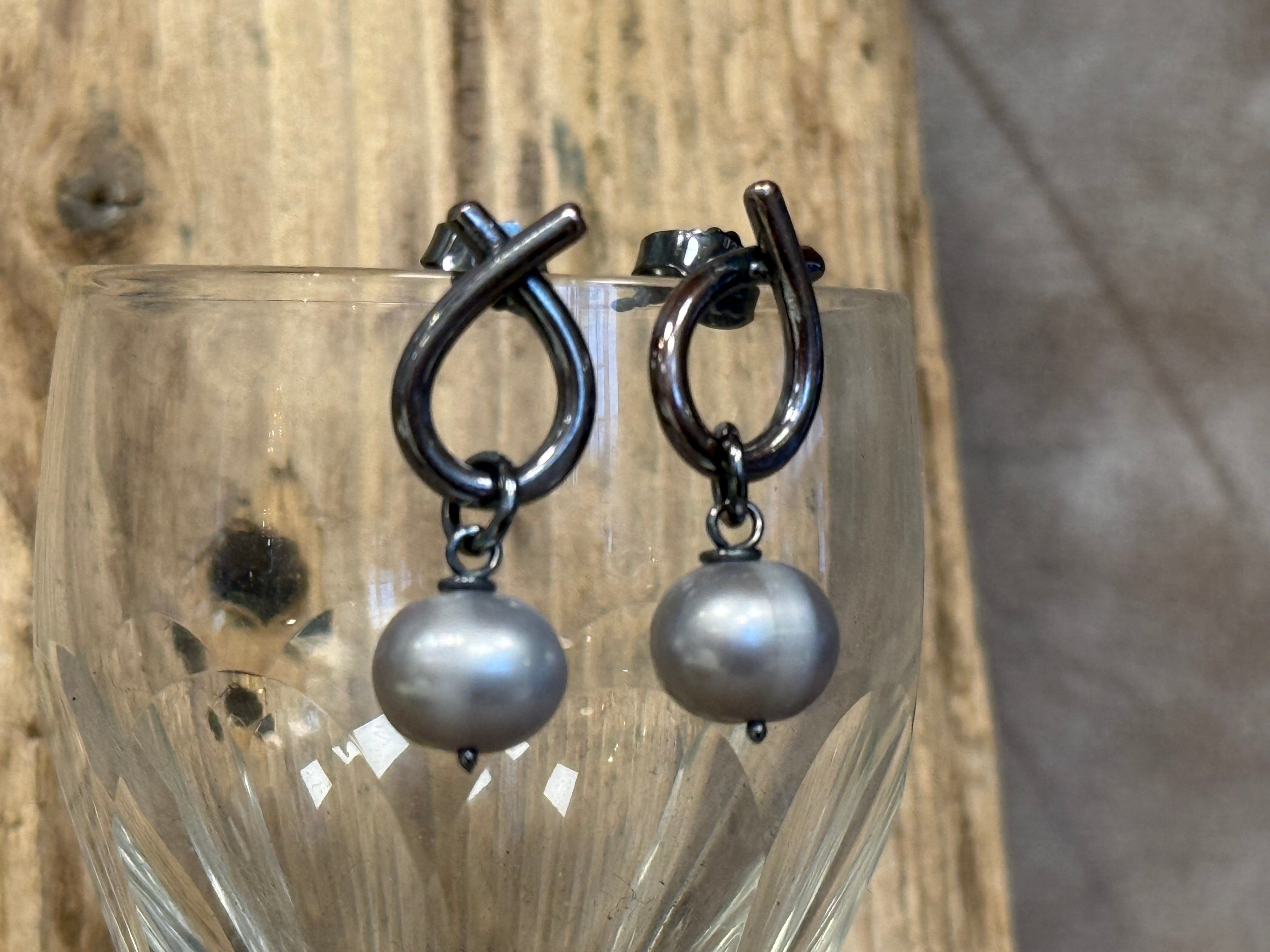 Sløjfe øreringe med ferskvandsperle - rustikke håndlavet i kobber