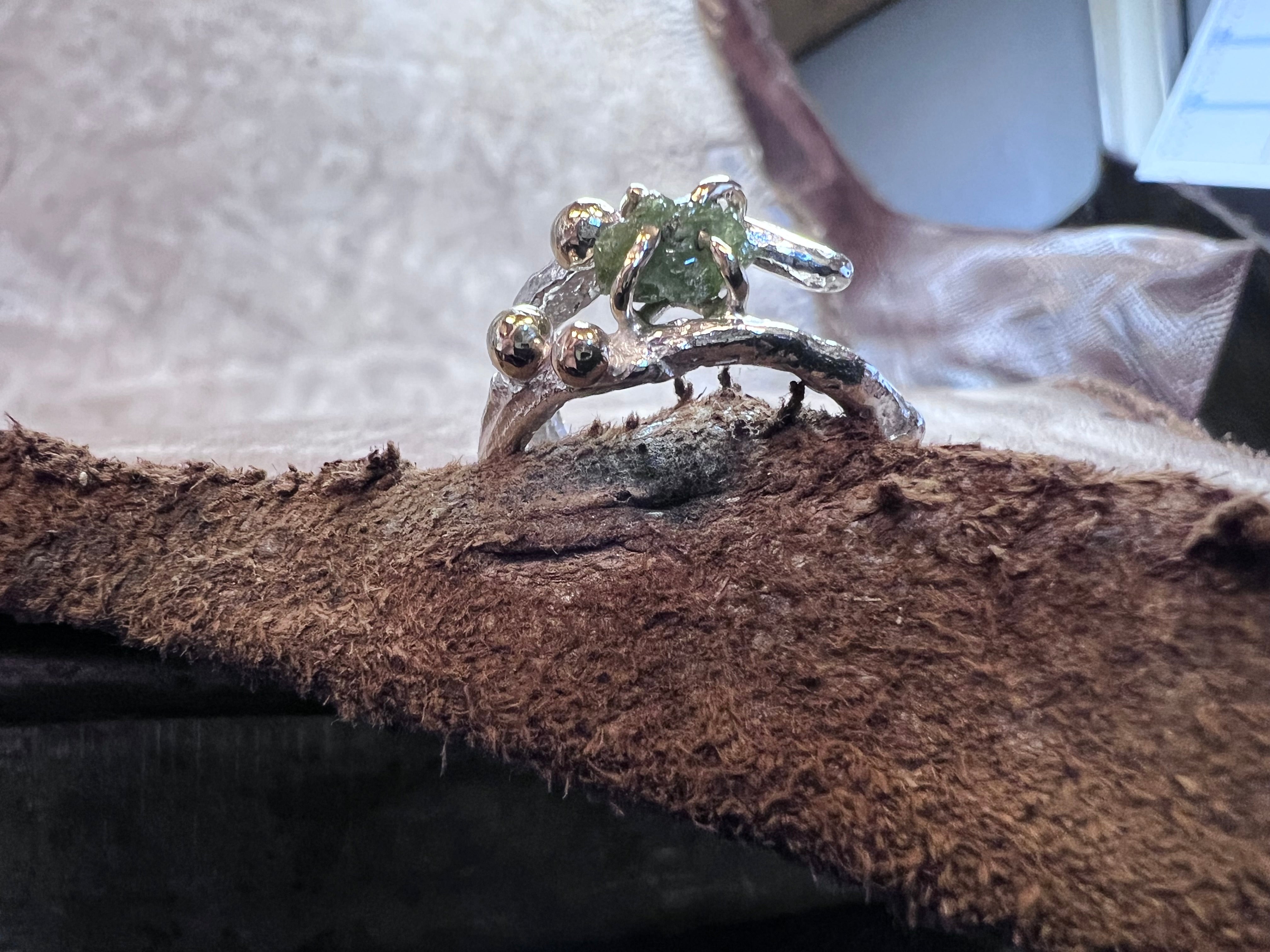 Havtorn ring rå sølv ring med rådiamant og guldkugler