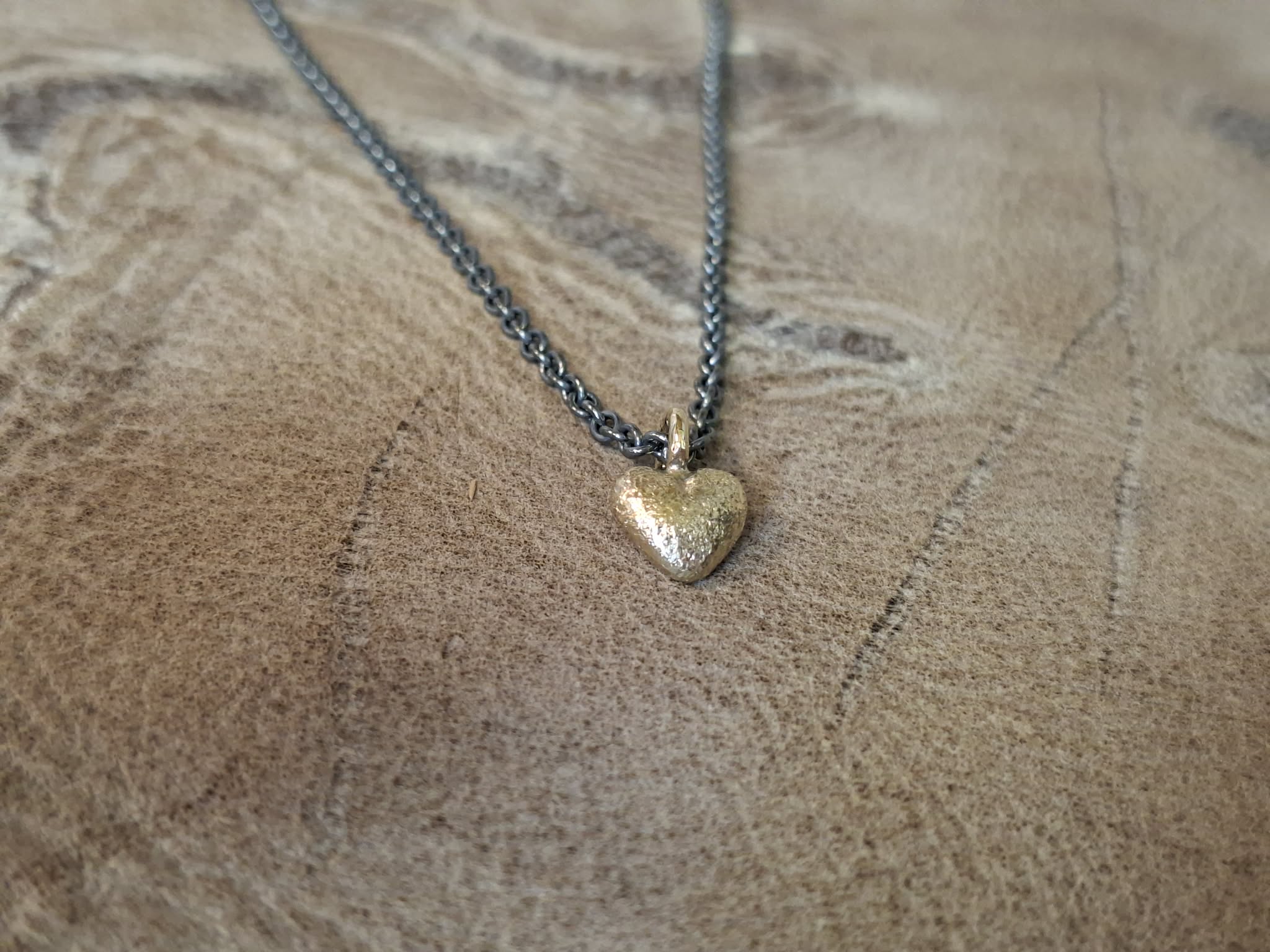 Sandstøbt massivt lille buttet guld hjerte – inspireret af det der ikke er perfekt