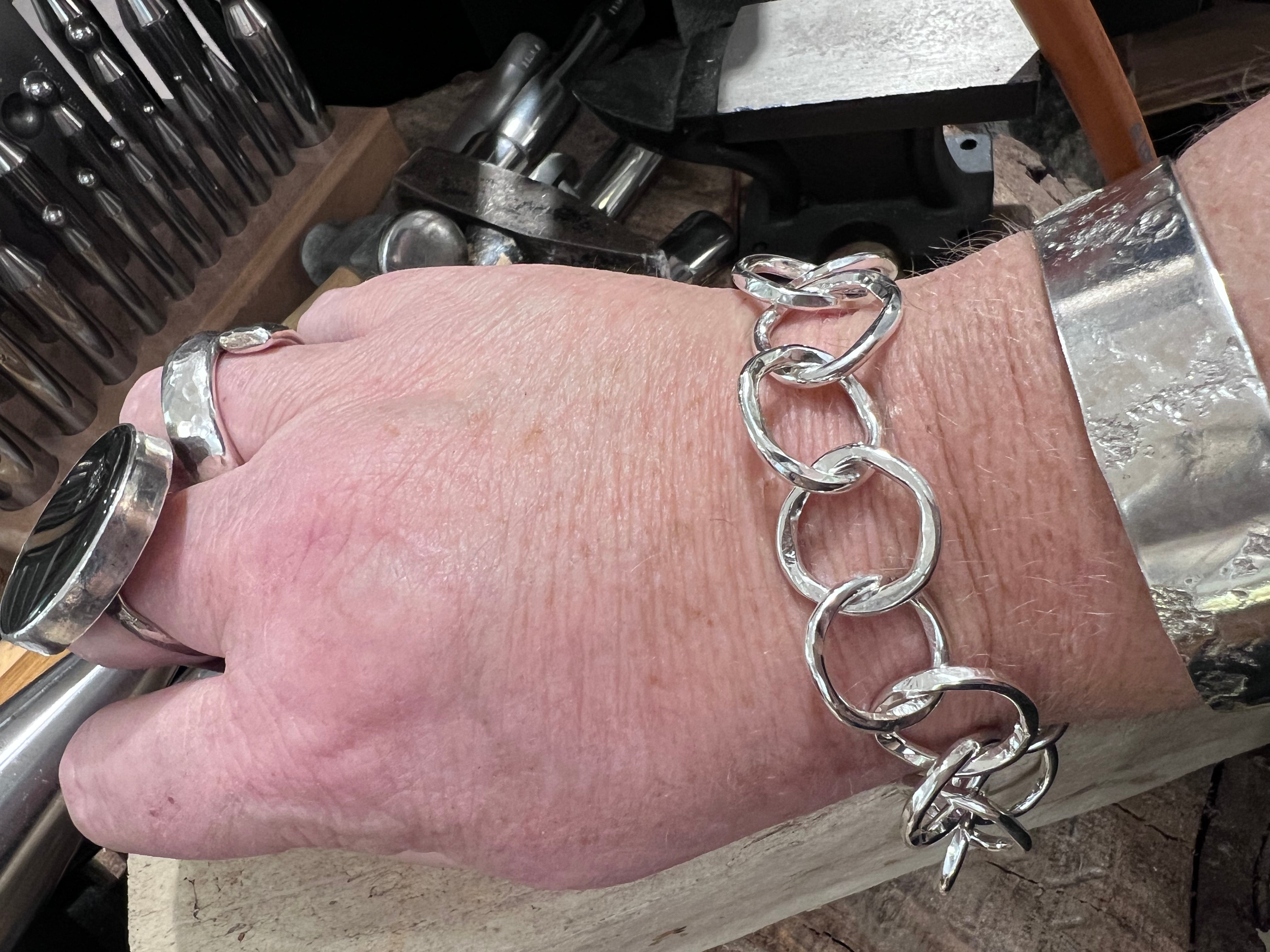 Unika sølv armbånd af kratige runde ringe