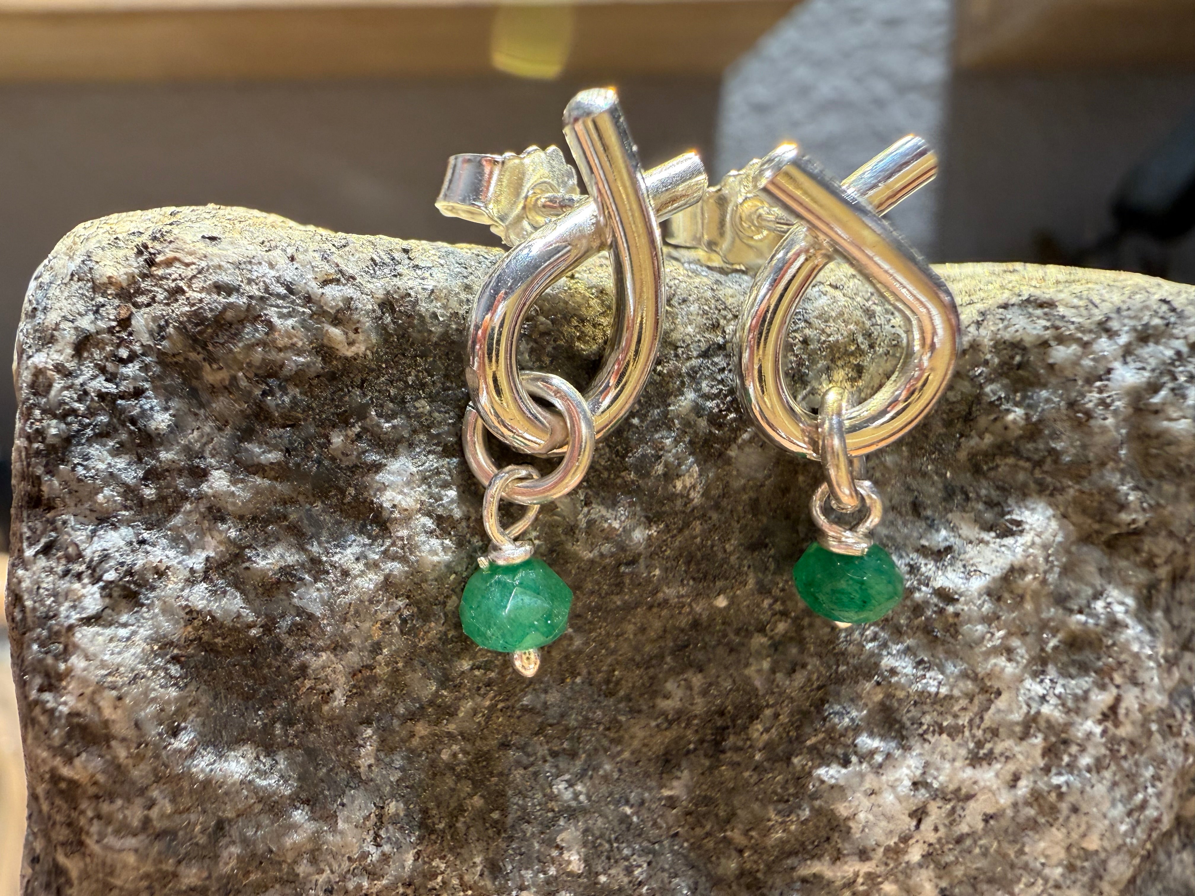 Sløjfe øreringe med smaragd perle