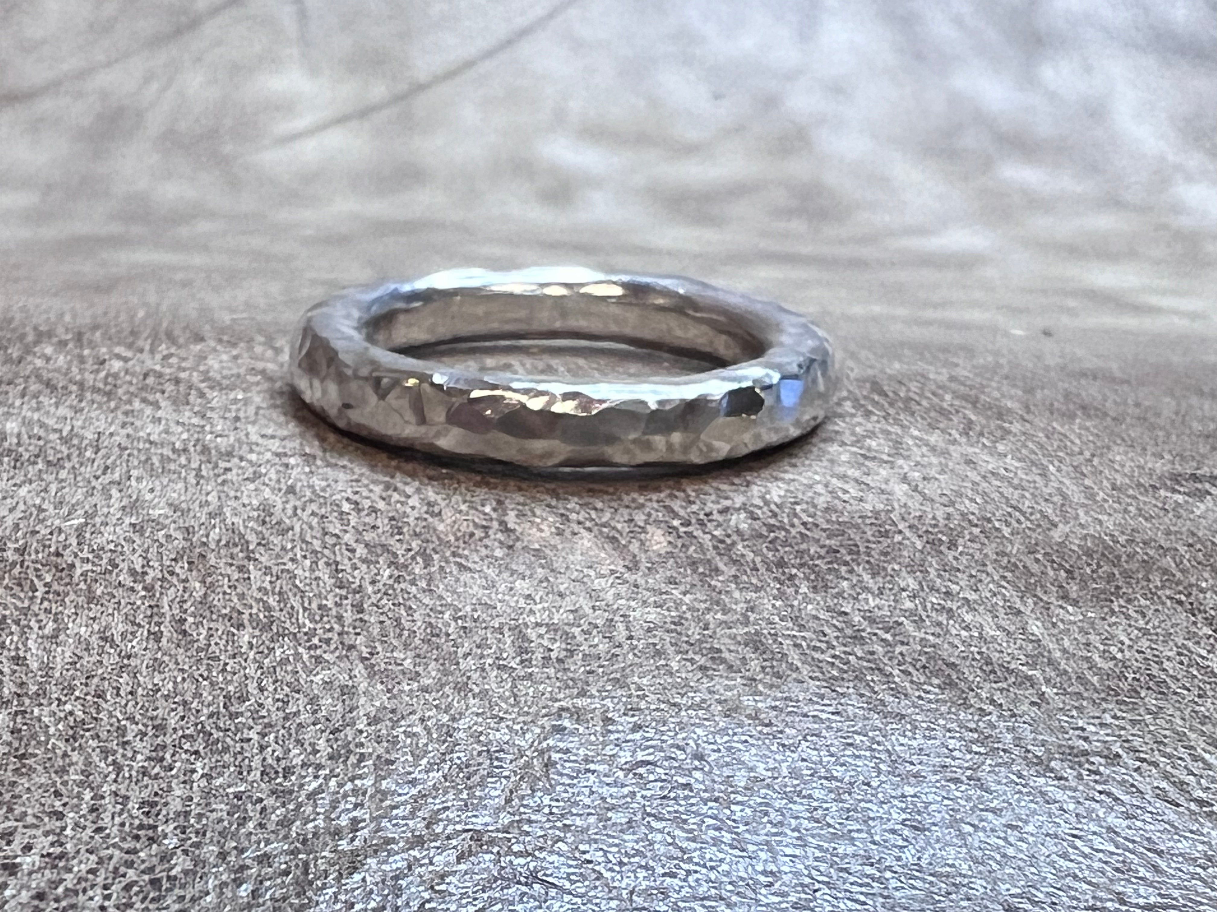 Sølv ring 4 mm med hammerslået overflade