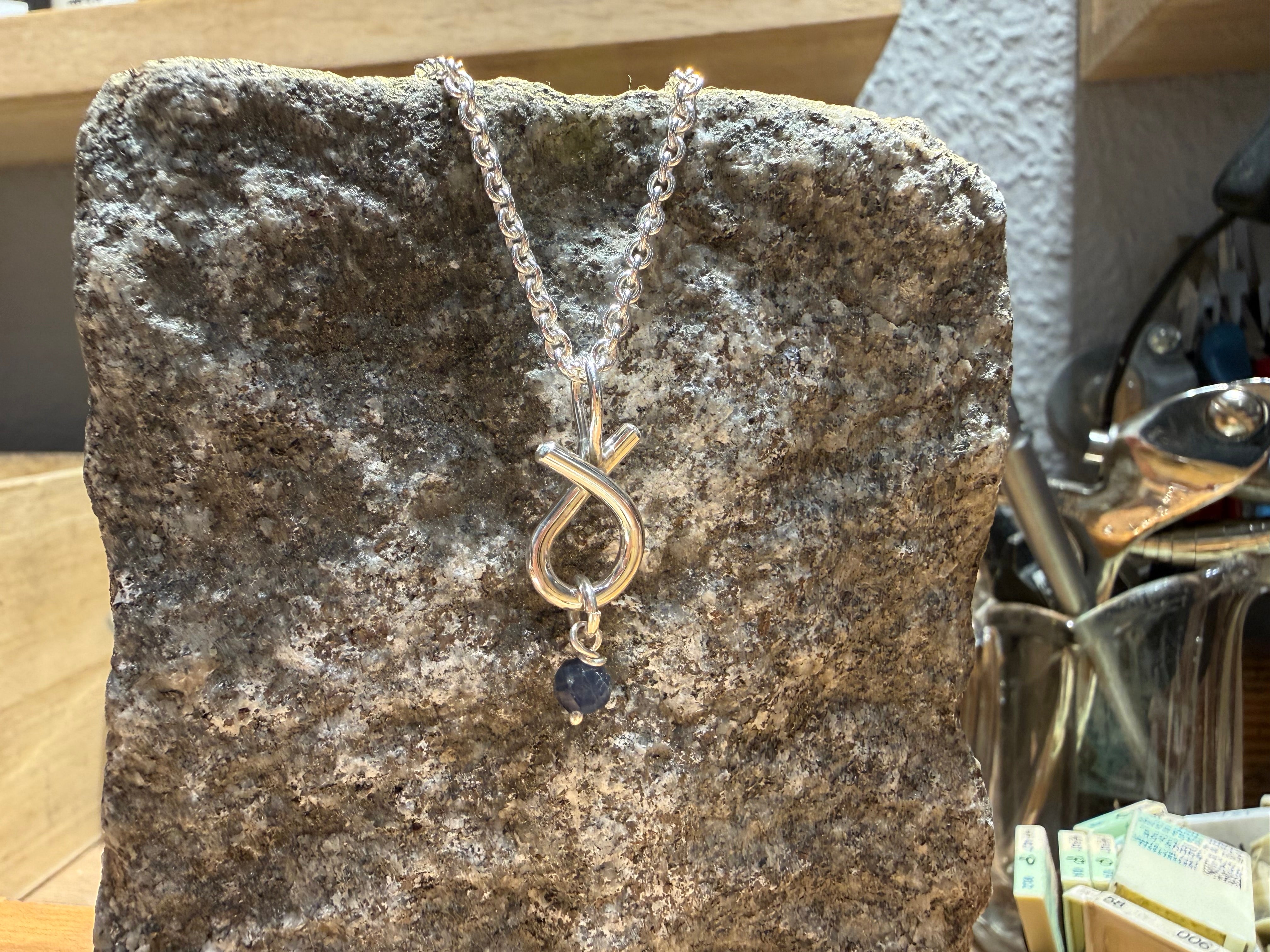 Rustik sløjfe vedhæng i sølv, med safir