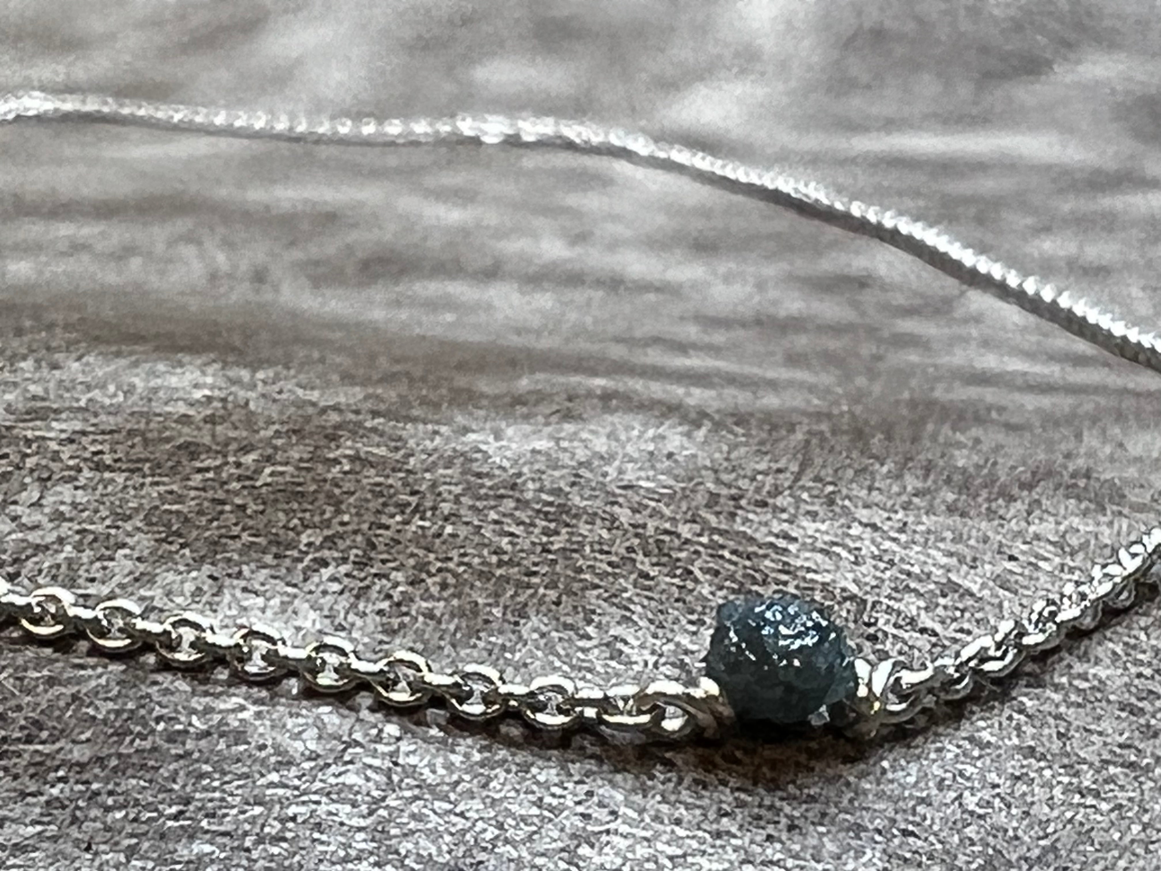Sølv kæde med en blå rå-diamant