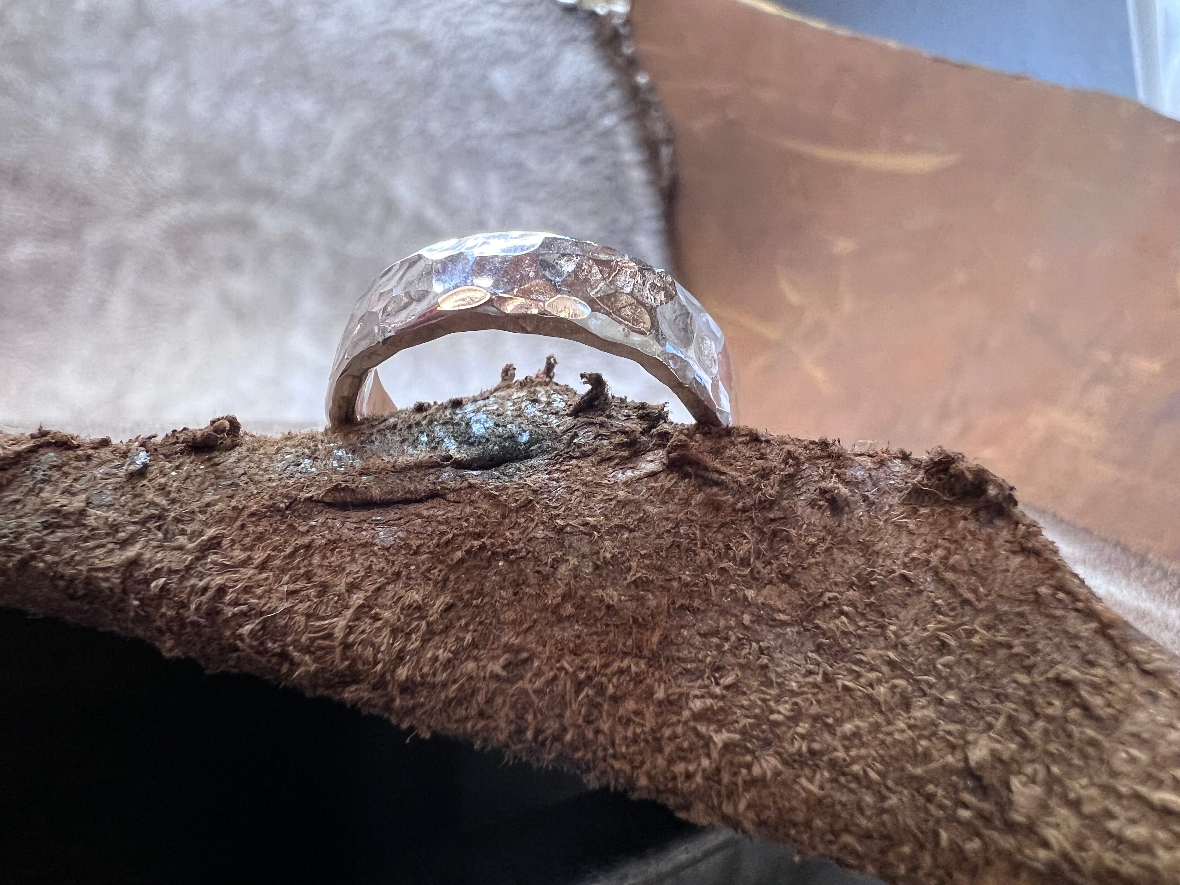 Sølv ring Kant 7x2 mm med hammerslået overflade