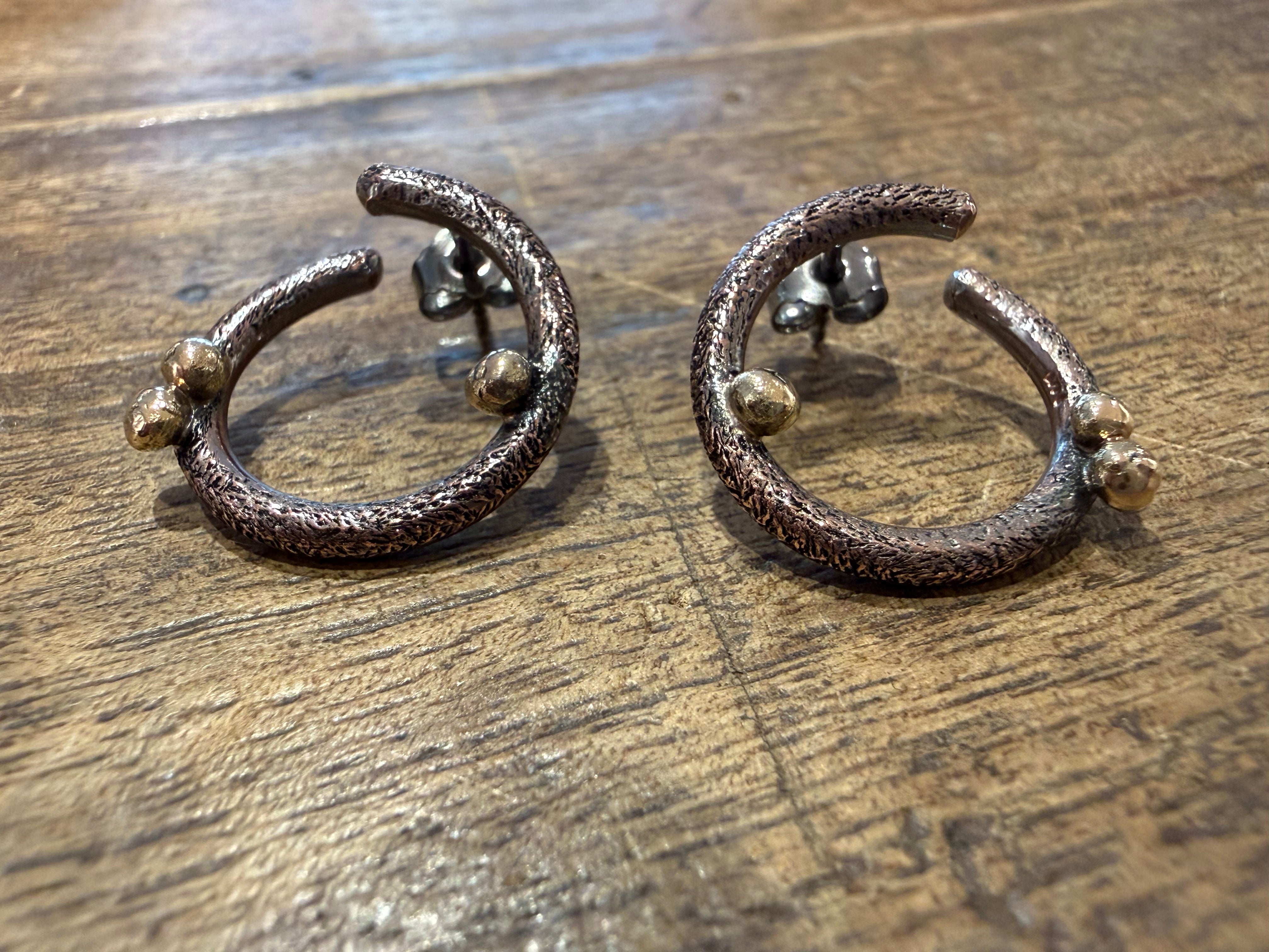 Håndlavede regndråbe øreringe i kobber med 3 guldkugler – rå elegance