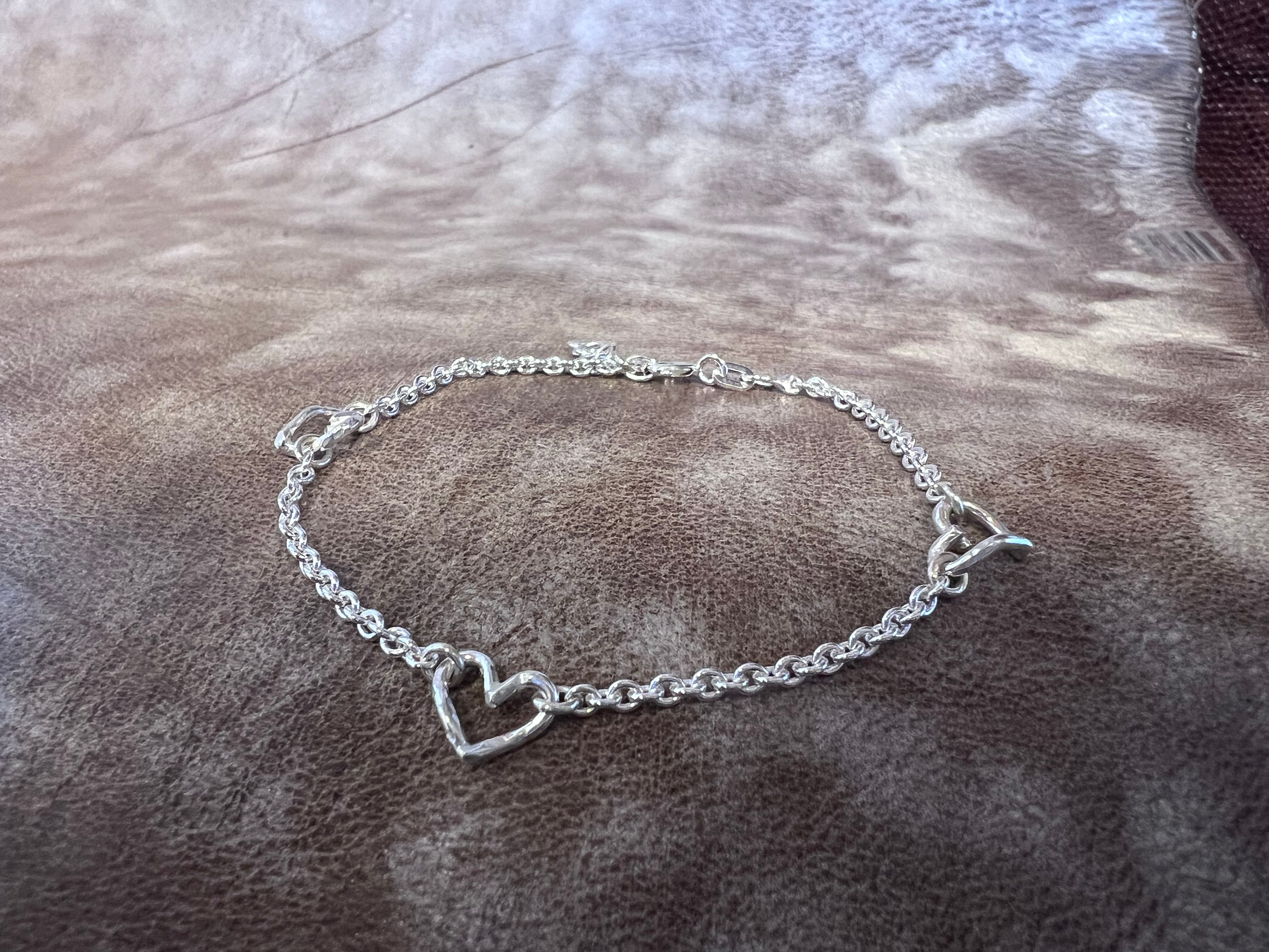 Vesterhavs sølv armbånd med 3 skæve hjerte