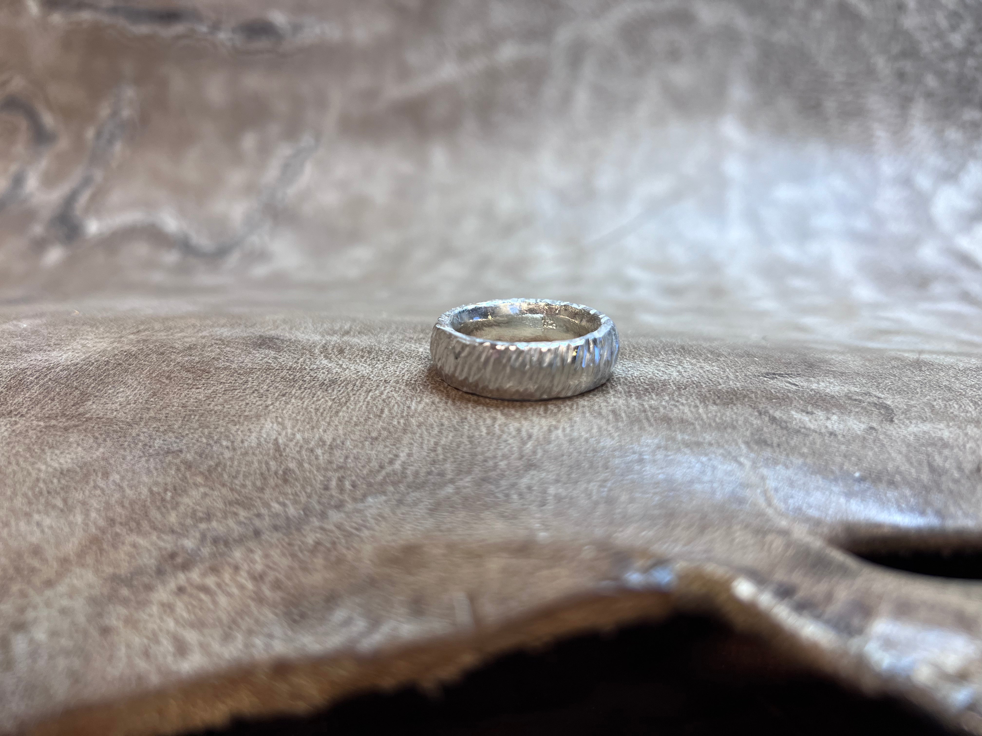 Sølv ring oval 8x4 mm med marehalm overflade