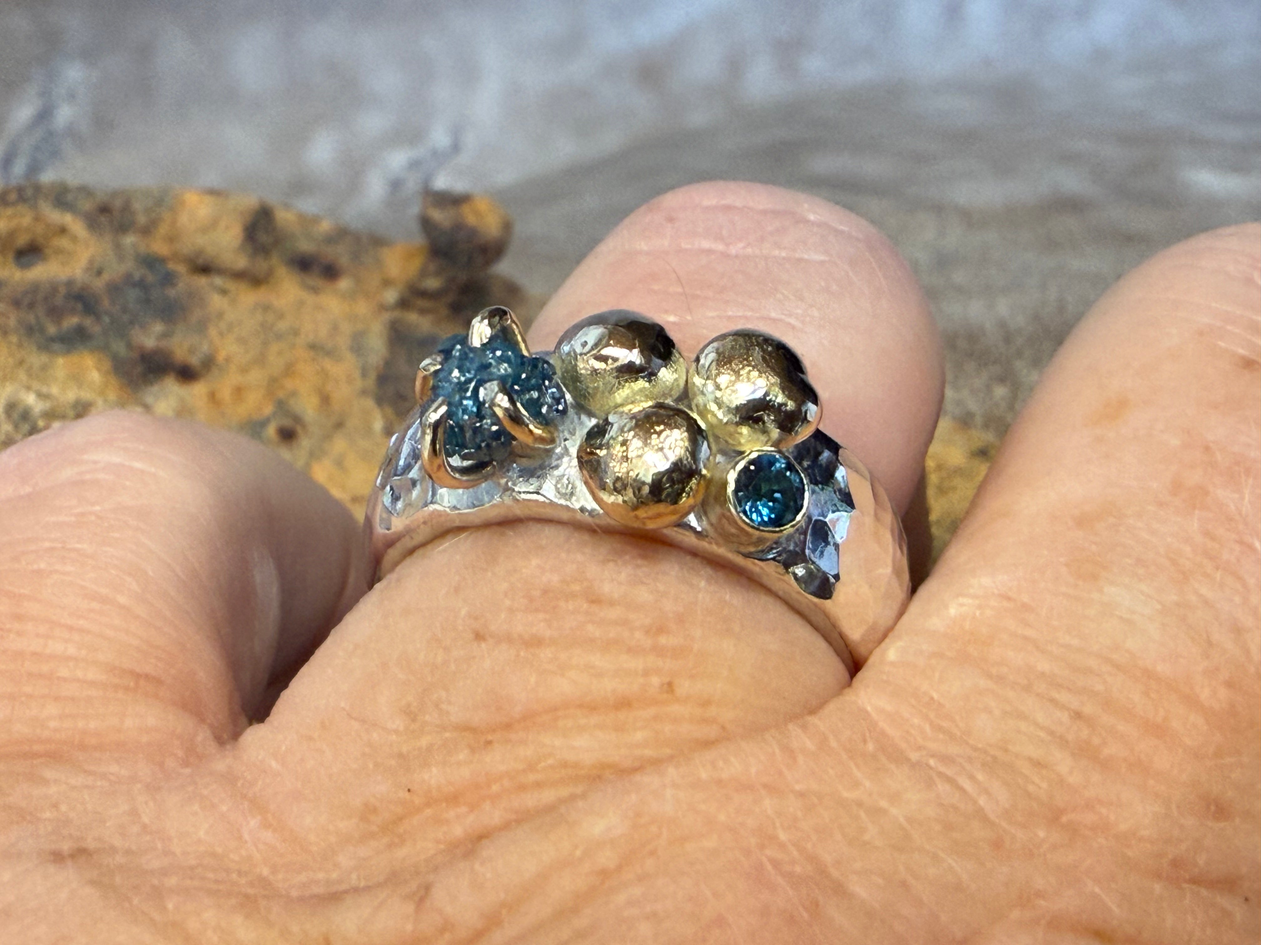 Sølvring med blå rå-diamant, London topaz og guldkuger