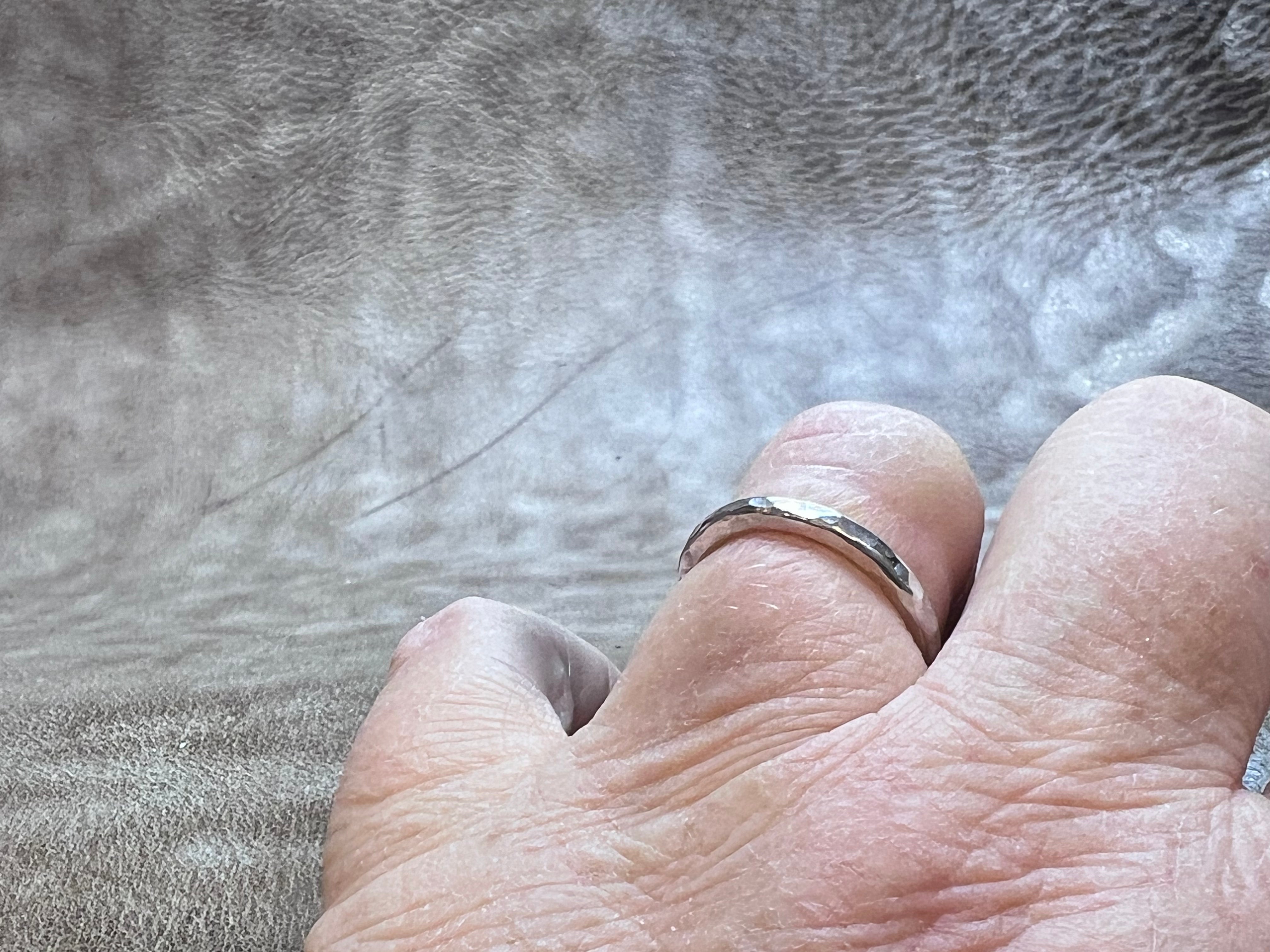 Sølv ring 2 mm med hammerslået overflade