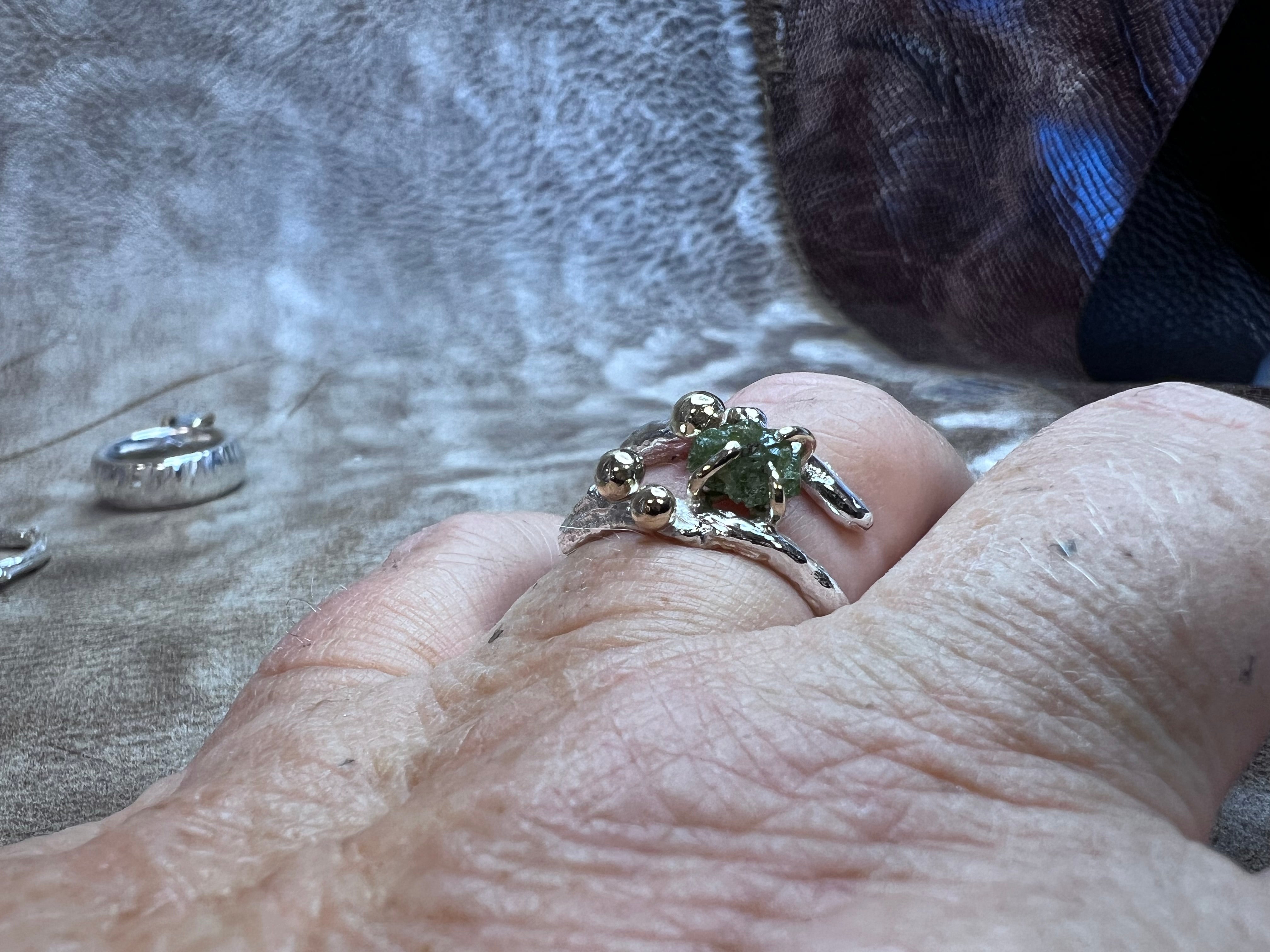 Havtorn ring rå sølv ring med rådiamant og guldkugler