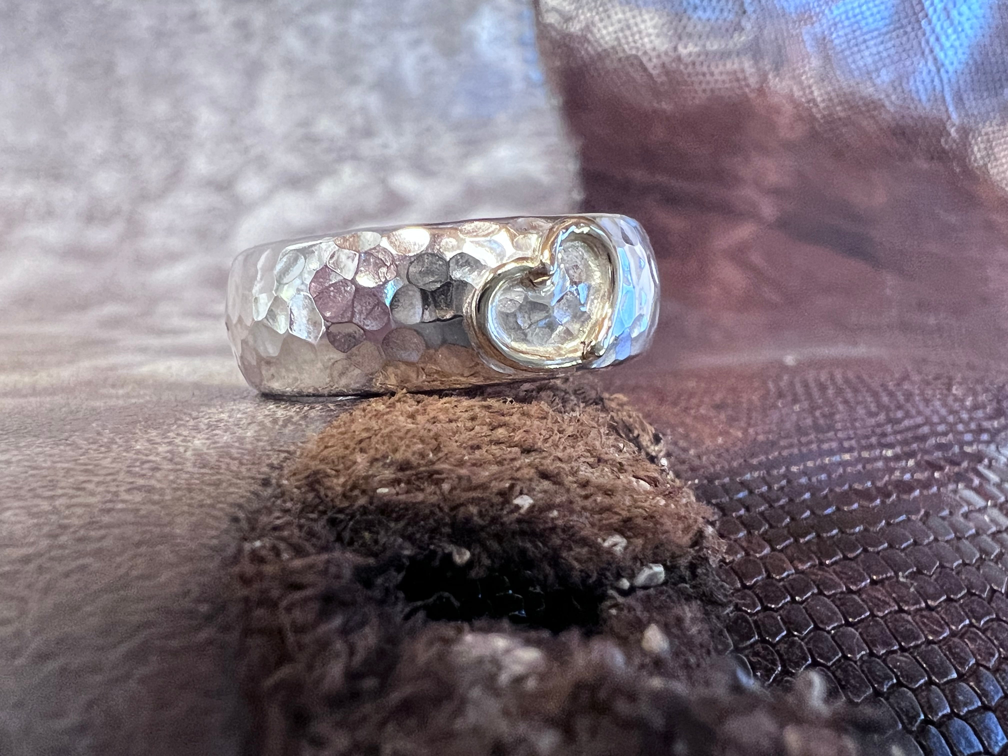 Sølv ring oval 8x4 mm med hammerslået overflade med hjerte