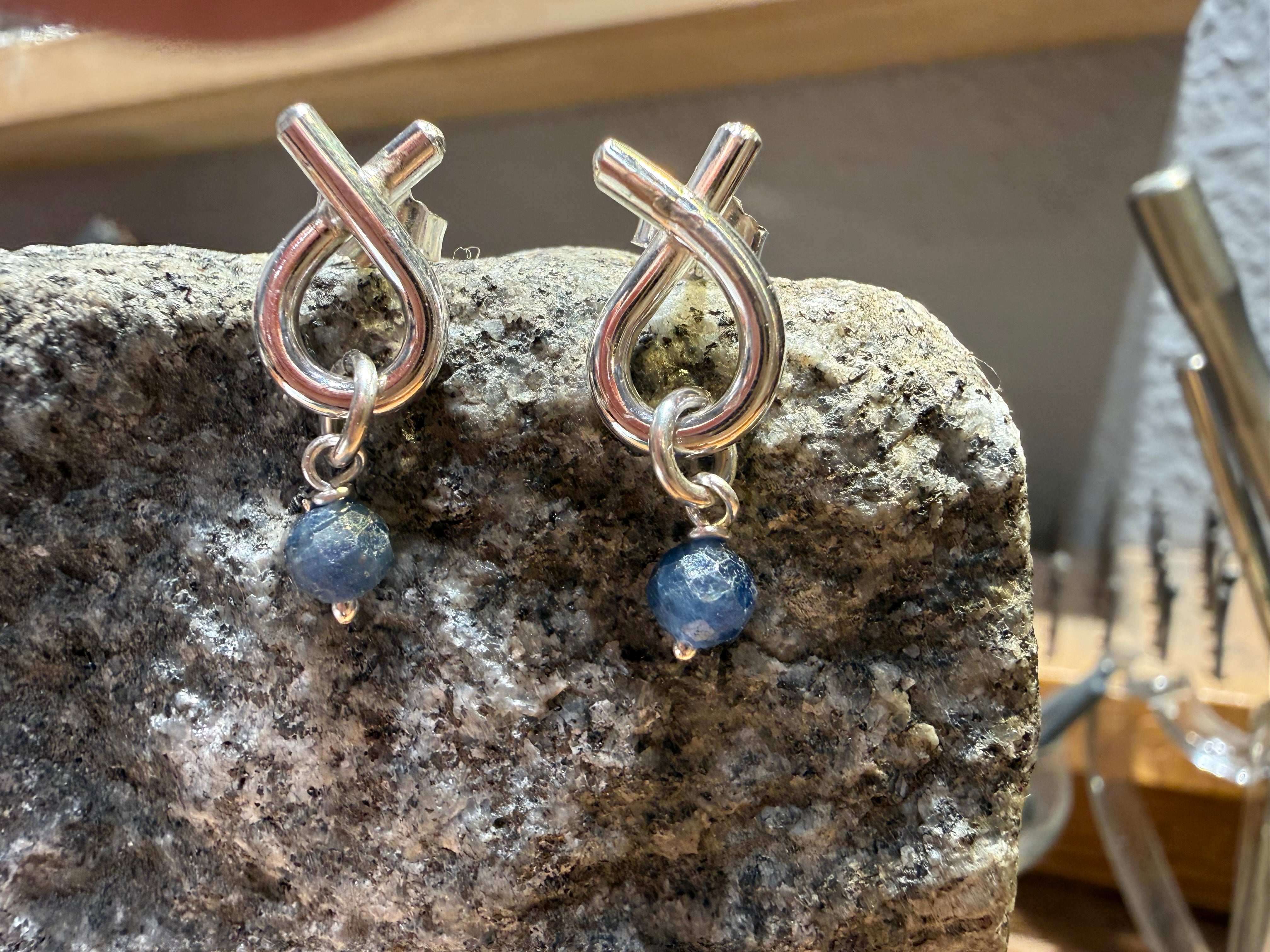 Sløjfe øreringe med safir perle