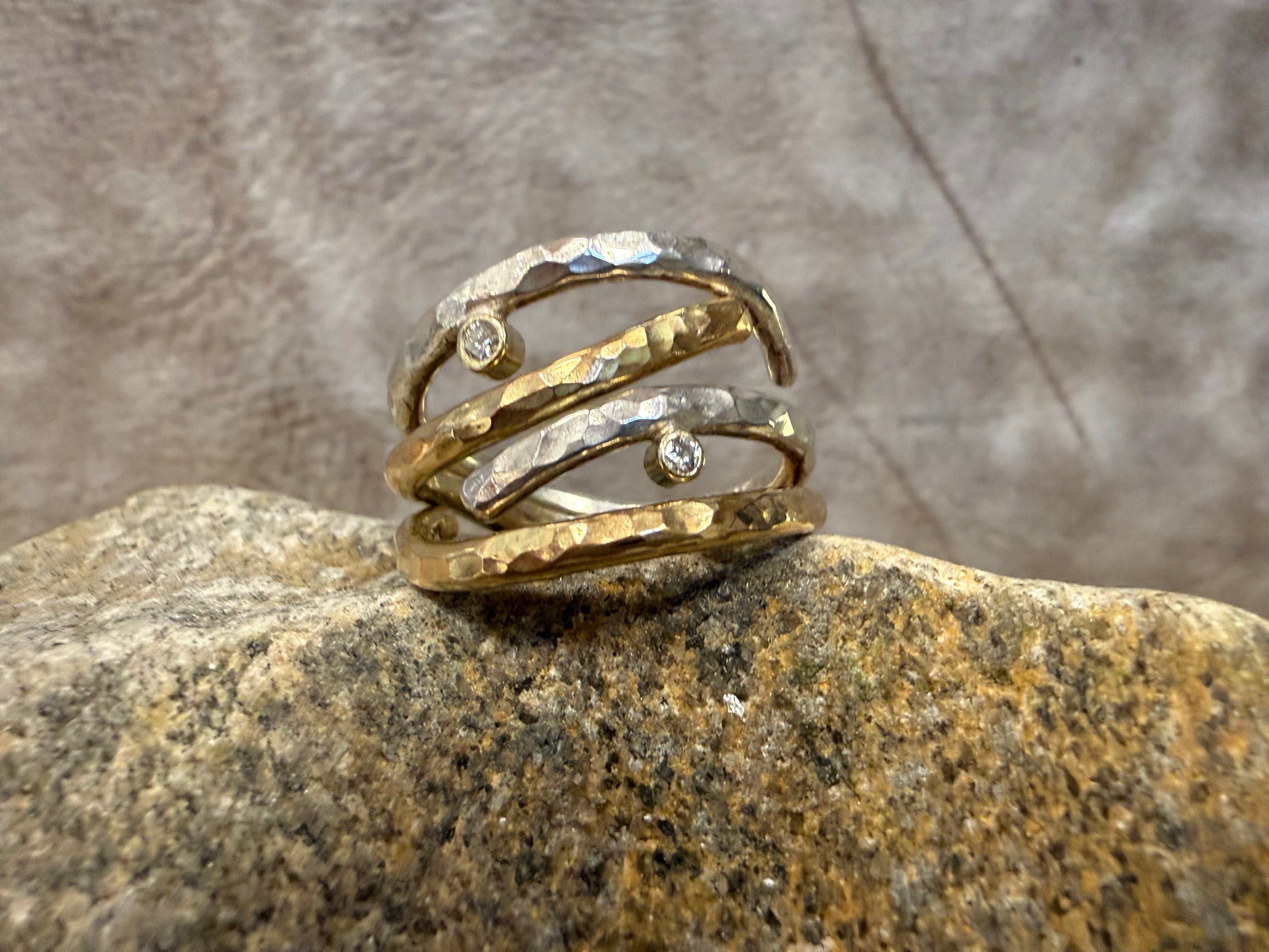 Elegant hammerslået ring i guld og sølv