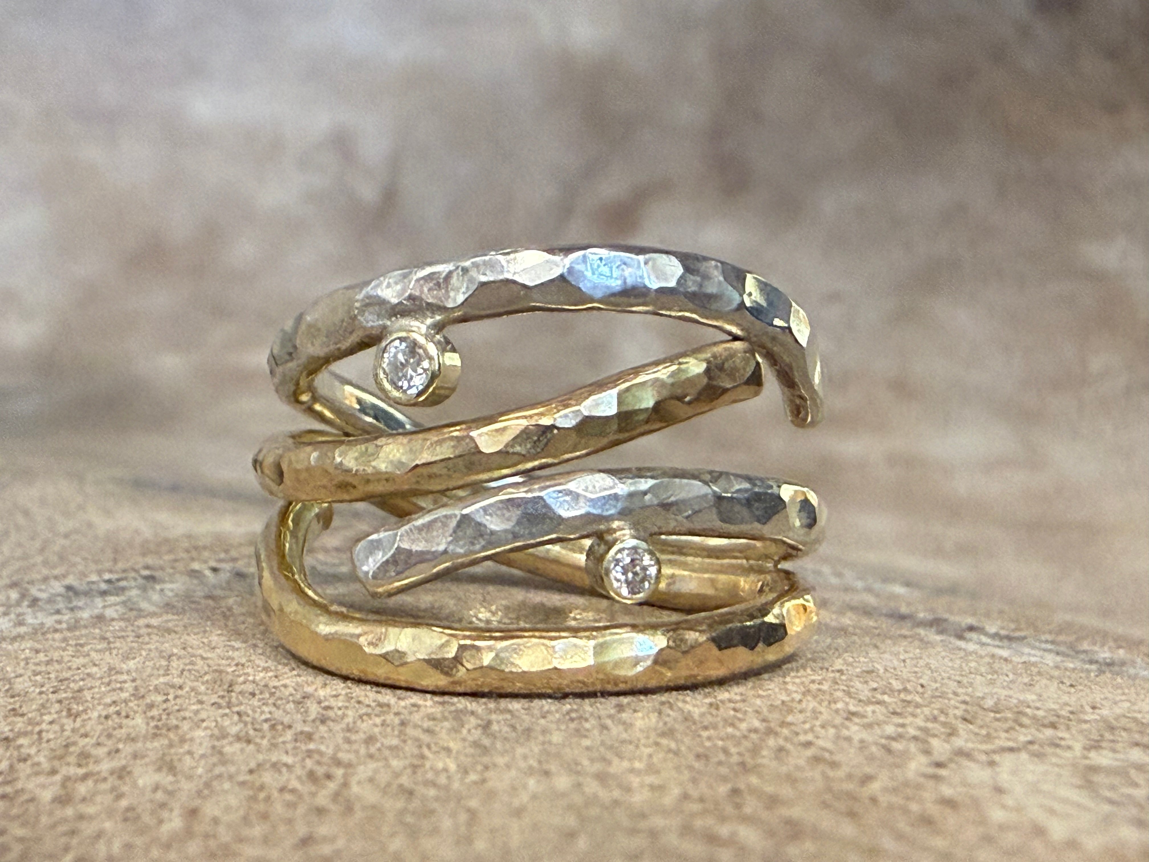 Elegant hammerslået ring i guld og sølv