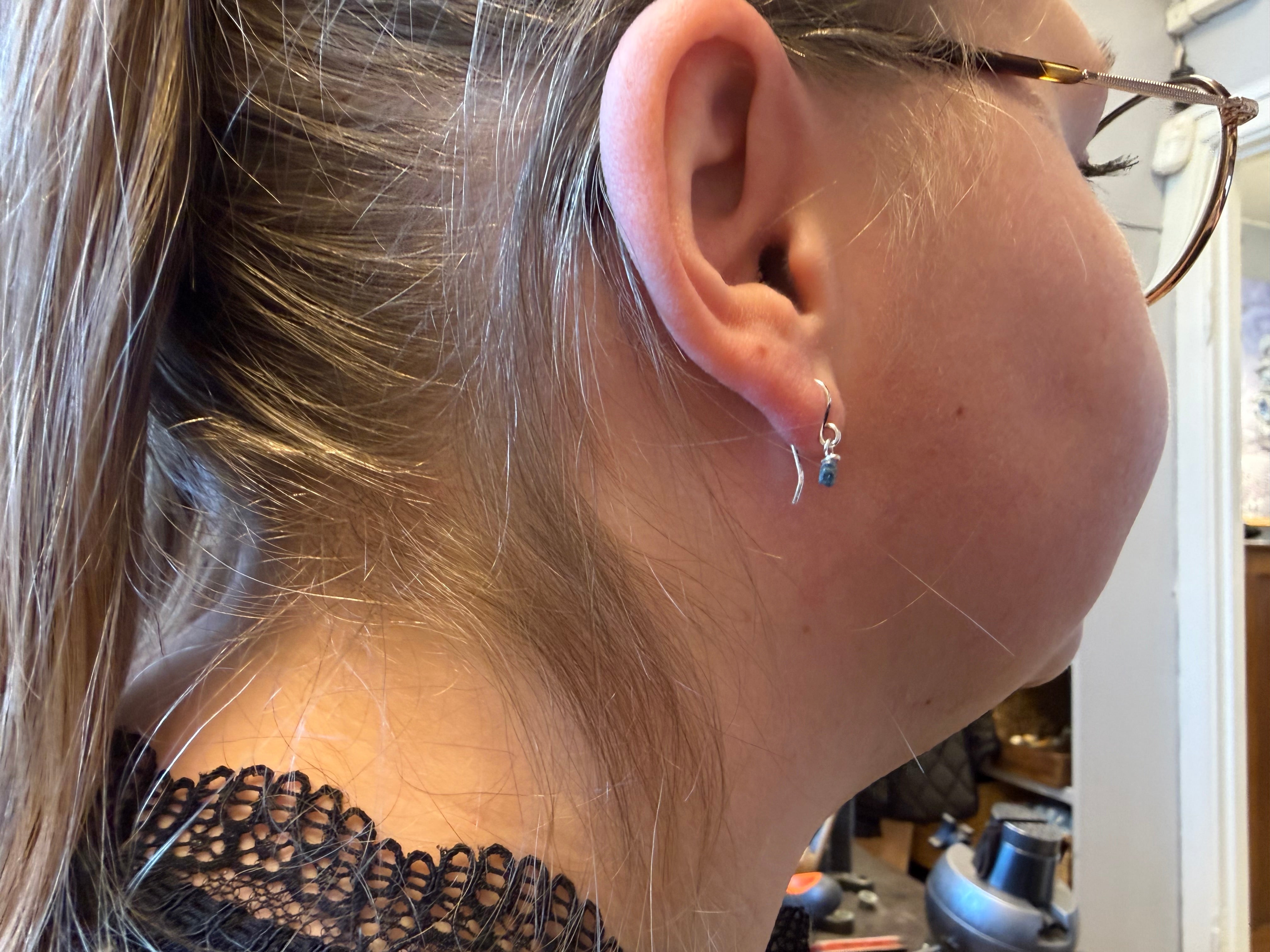 Ørehænger i sølv med rå-diamanter