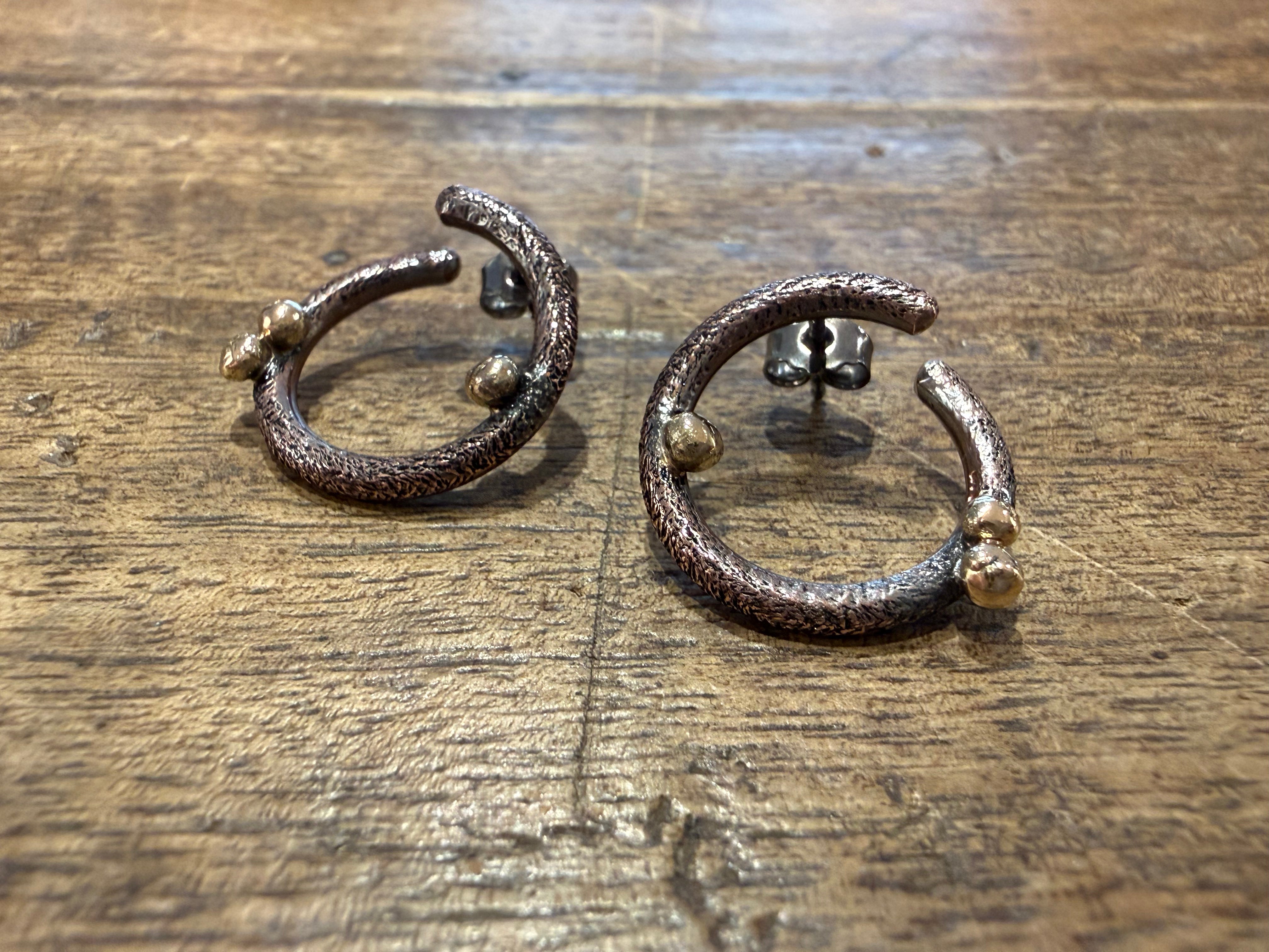 Håndlavede regndråbe øreringe i kobber med 3 guldkugler – rå elegance