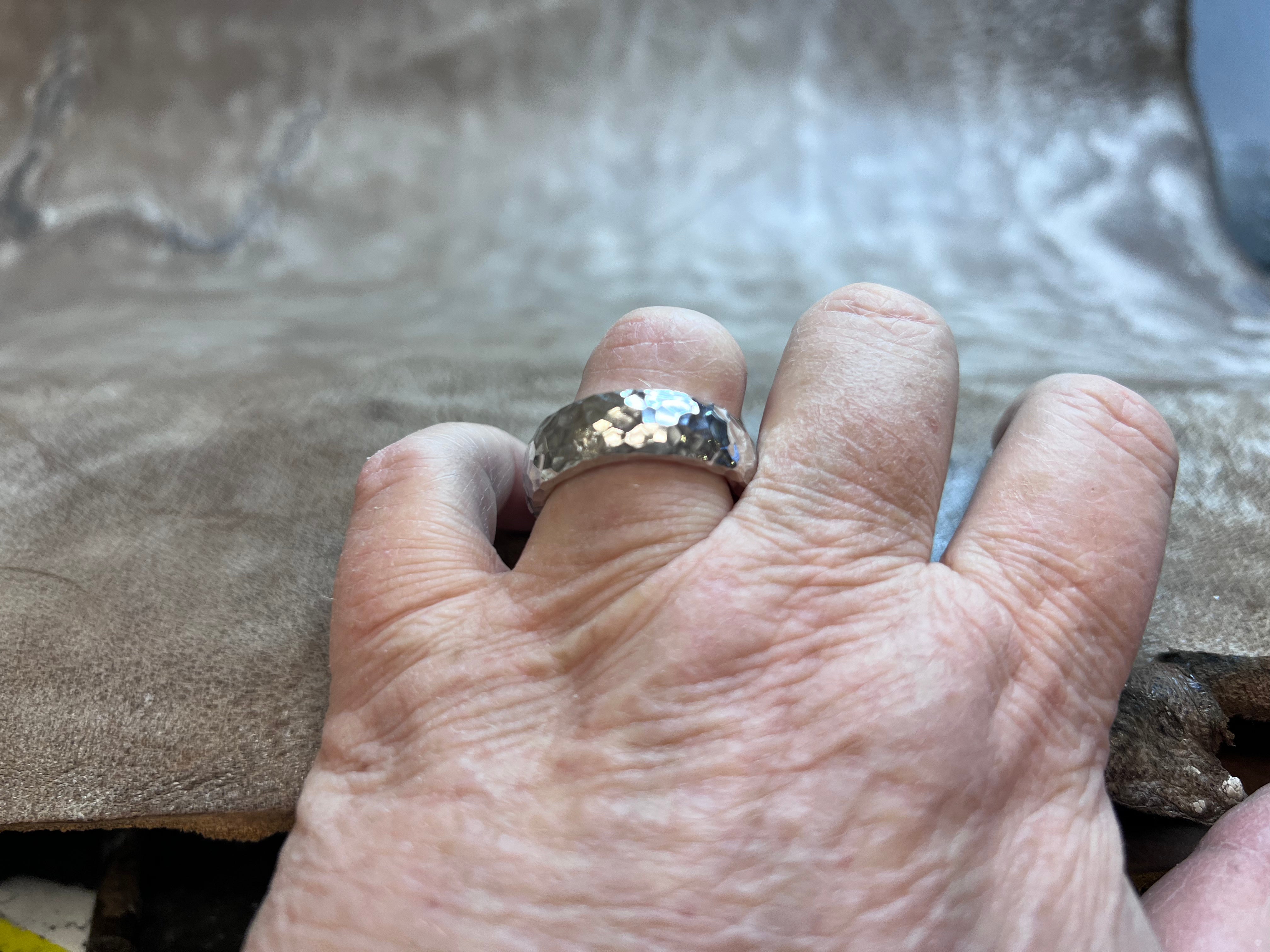 Sølv ring oval 8x4 mm med hammerslået overflade
