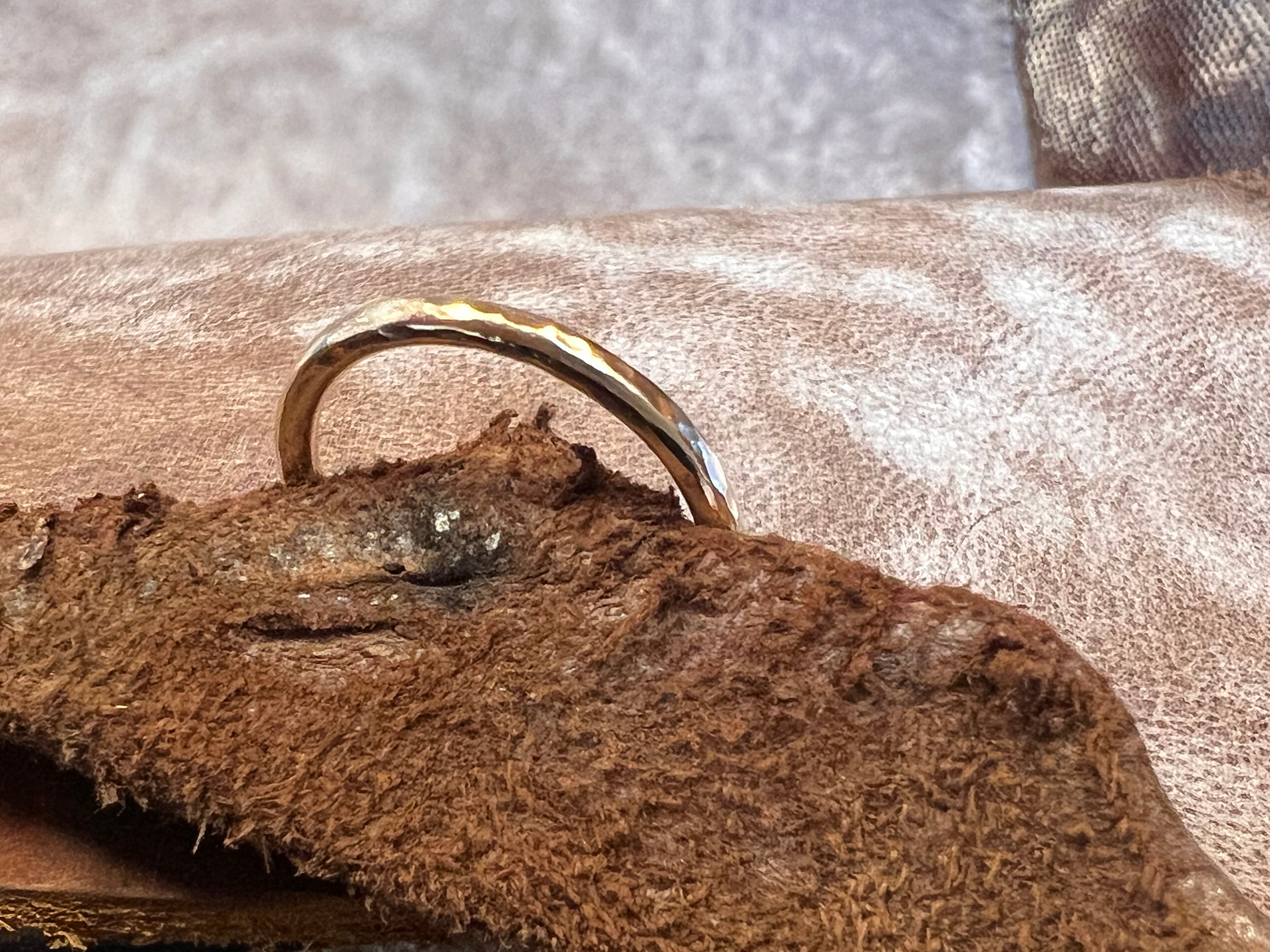 Guld ring 2 mm hammerslået overflade