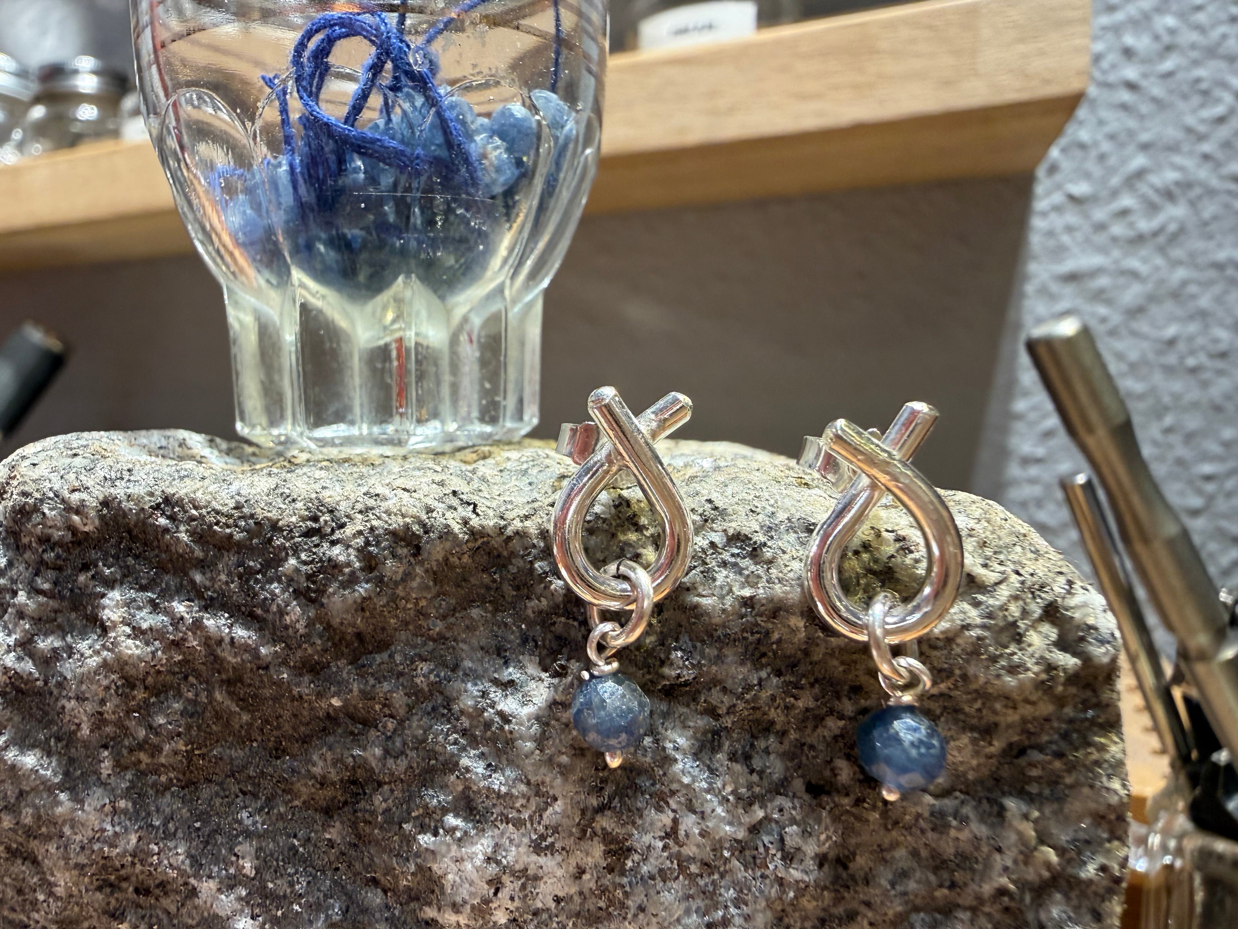 Sløjfe øreringe med safir perle