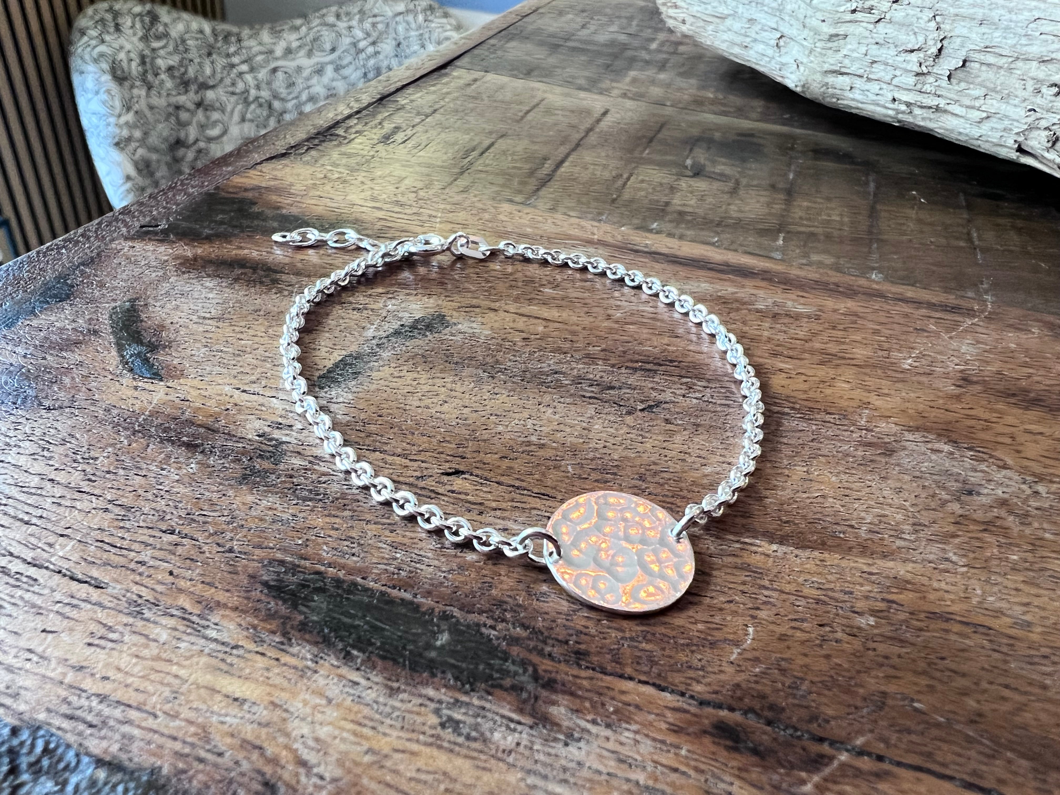 Armbånd med tag - med stemplede 3 bogstaver/tal eller blank