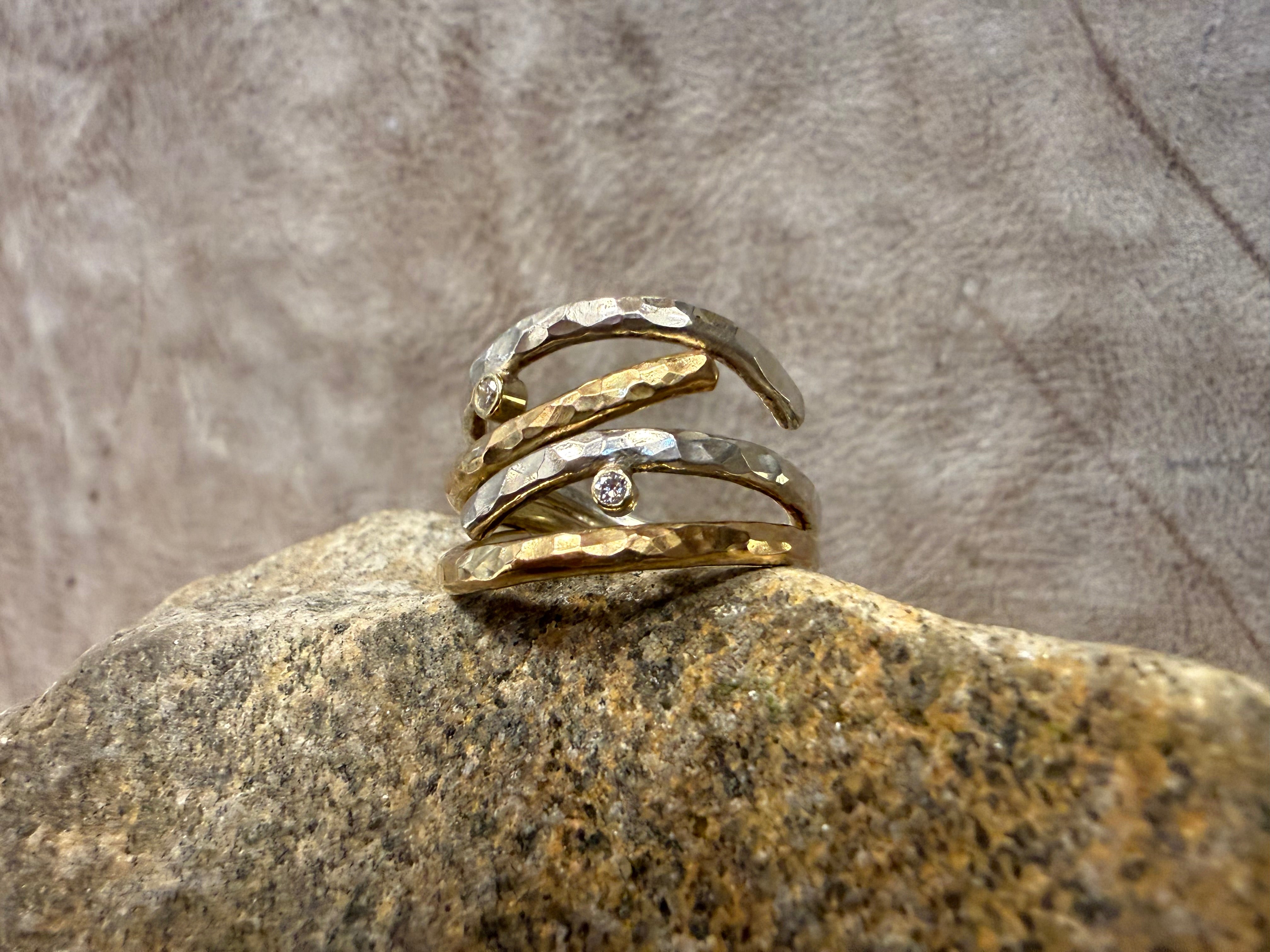 Elegant hammerslået ring i guld og sølv