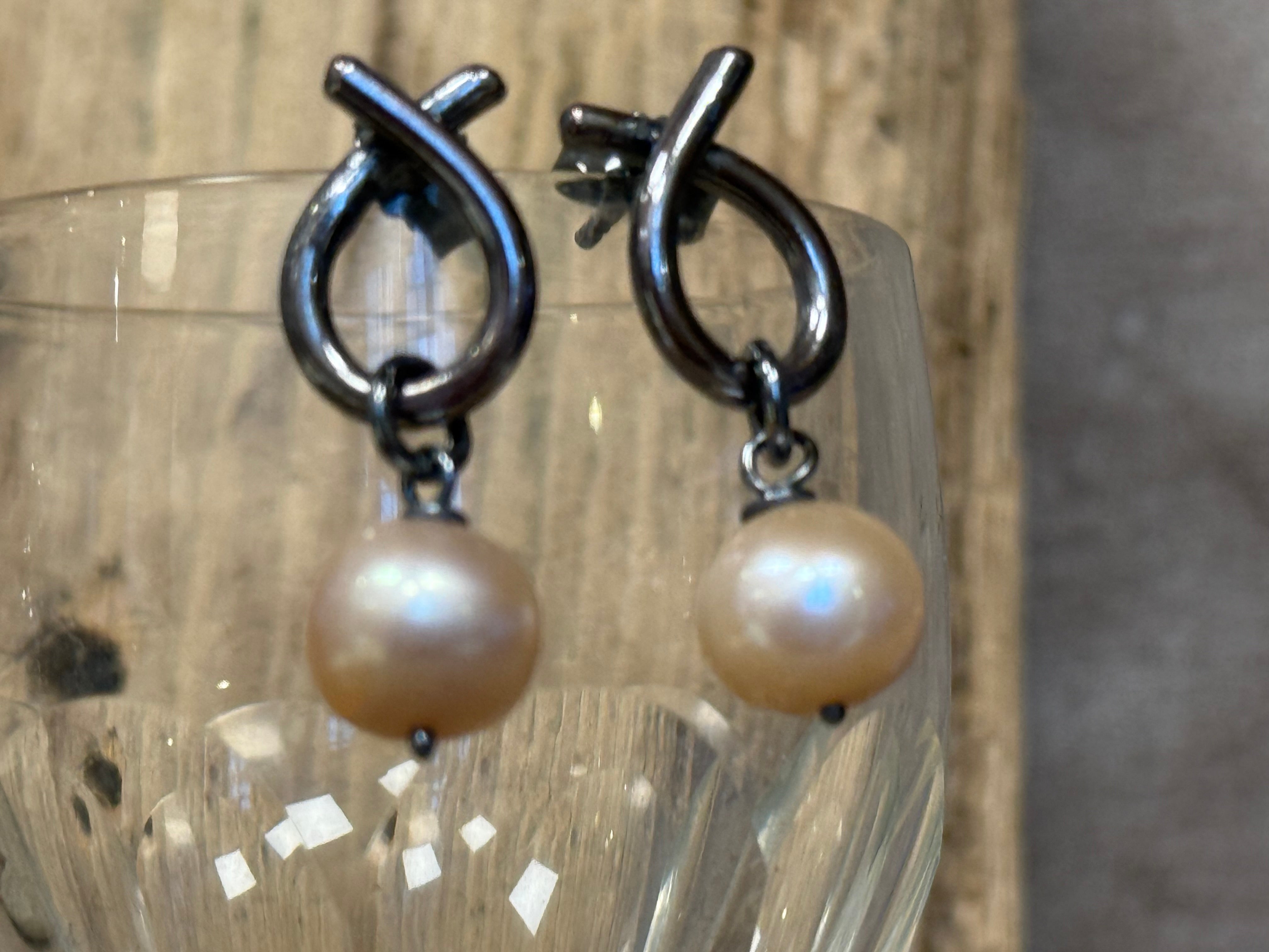 Sløjfe øreringe med ferskvandsperle - rustikke håndlavet i kobber