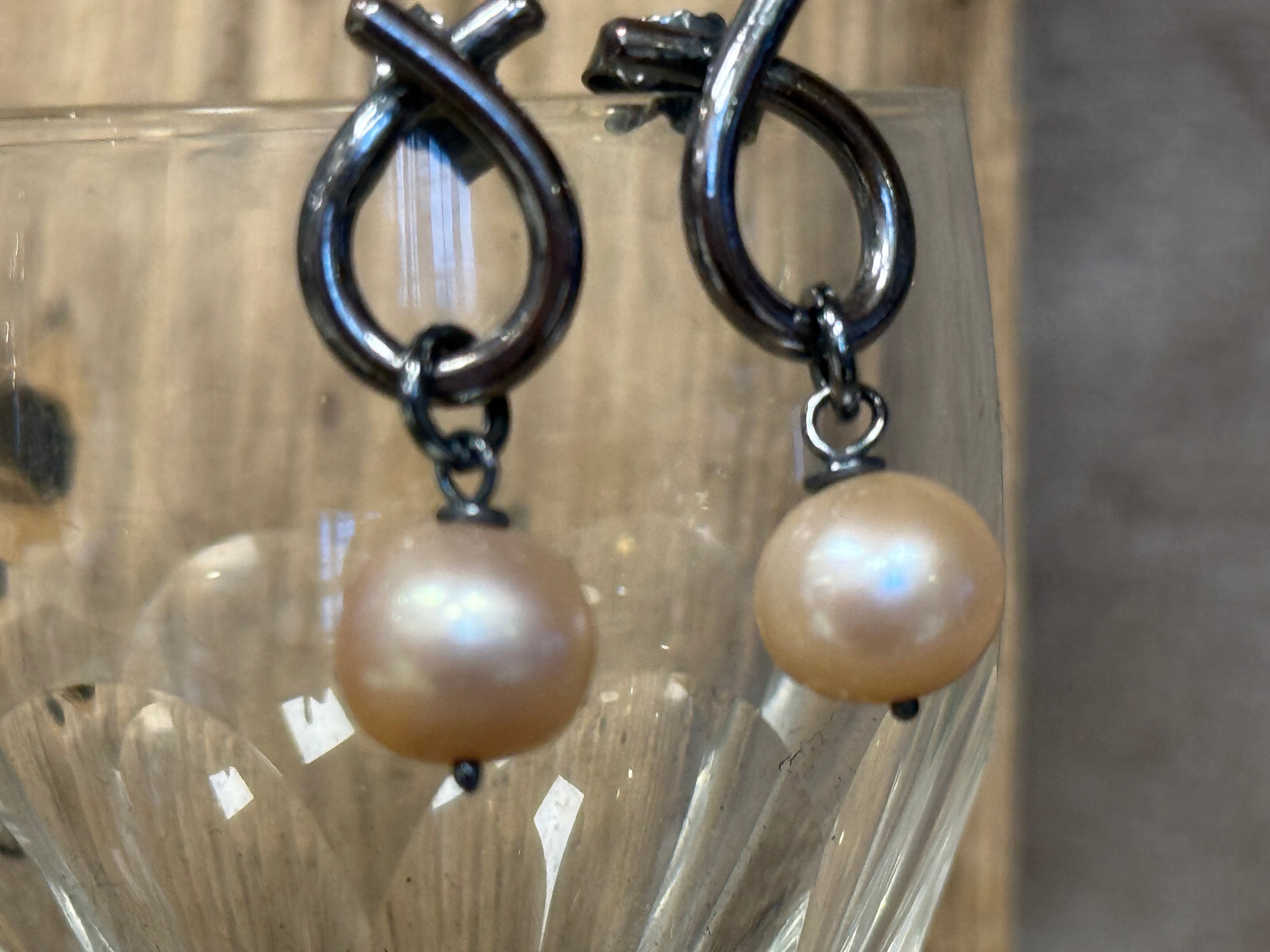 Sløjfe øreringe med ferskvandsperle - rustikke håndlavet i kobber