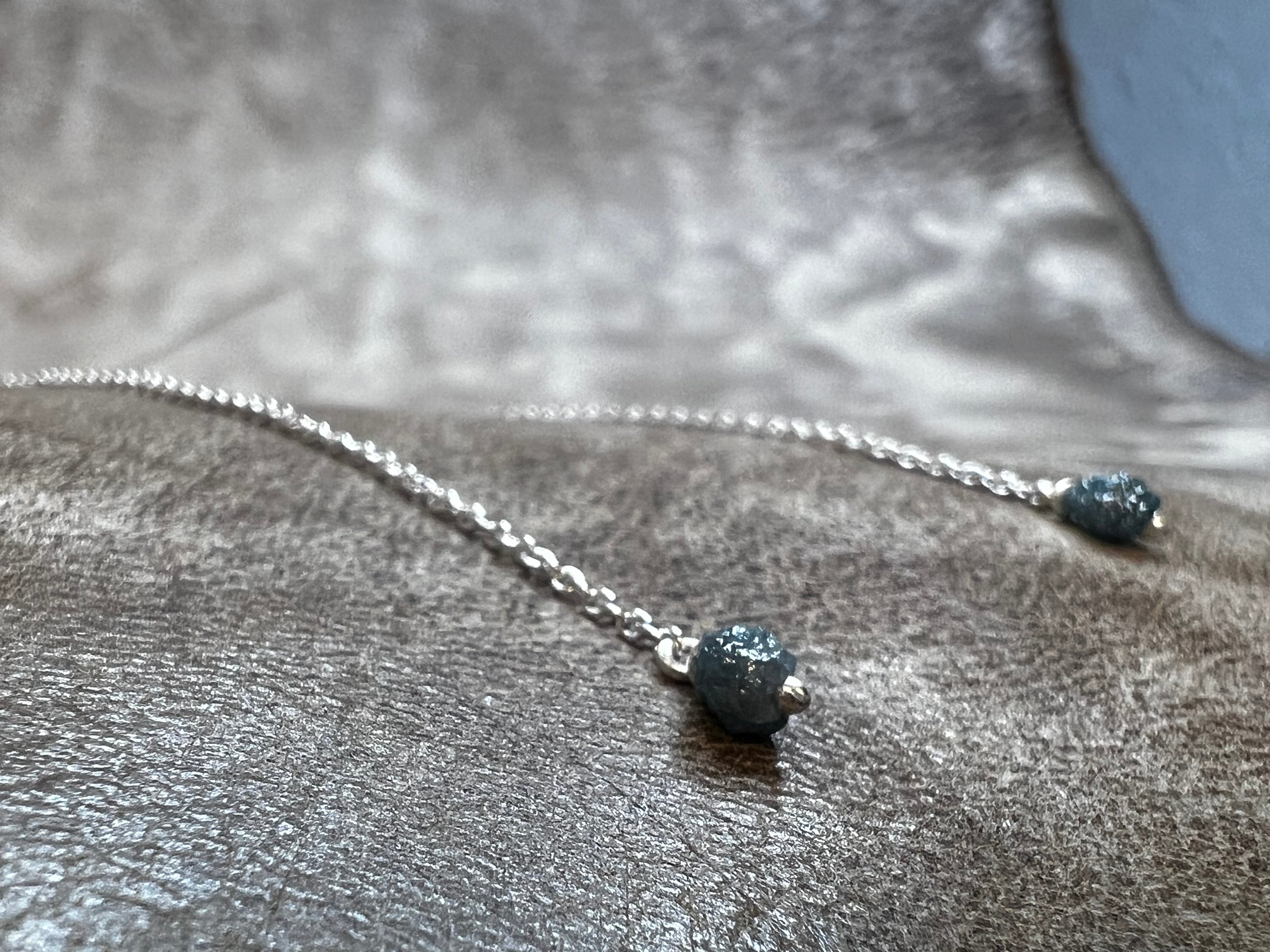 Kæde ørehænger i sølv med blå rå-diamanter