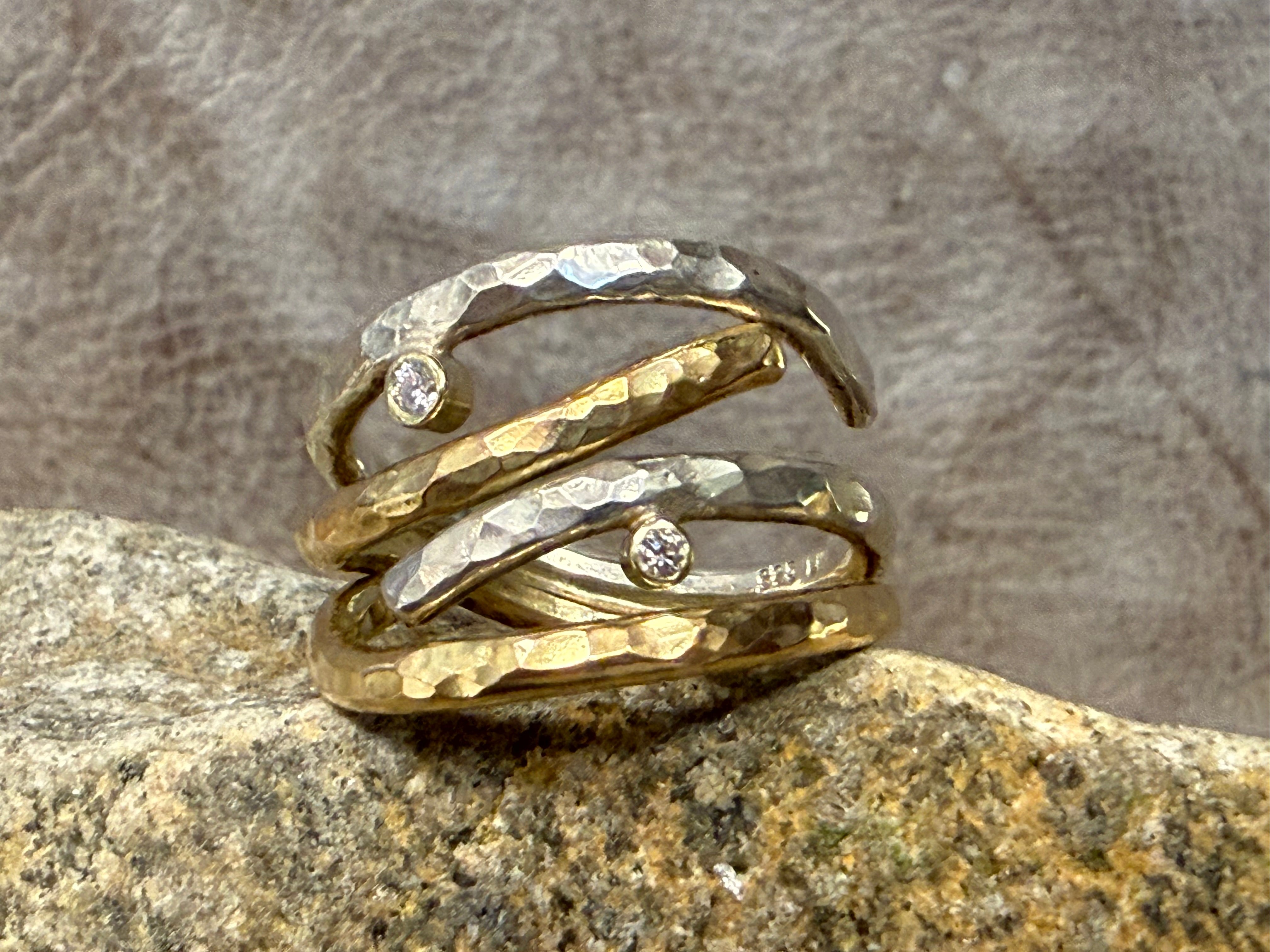 Elegant hammerslået ring i guld og sølv