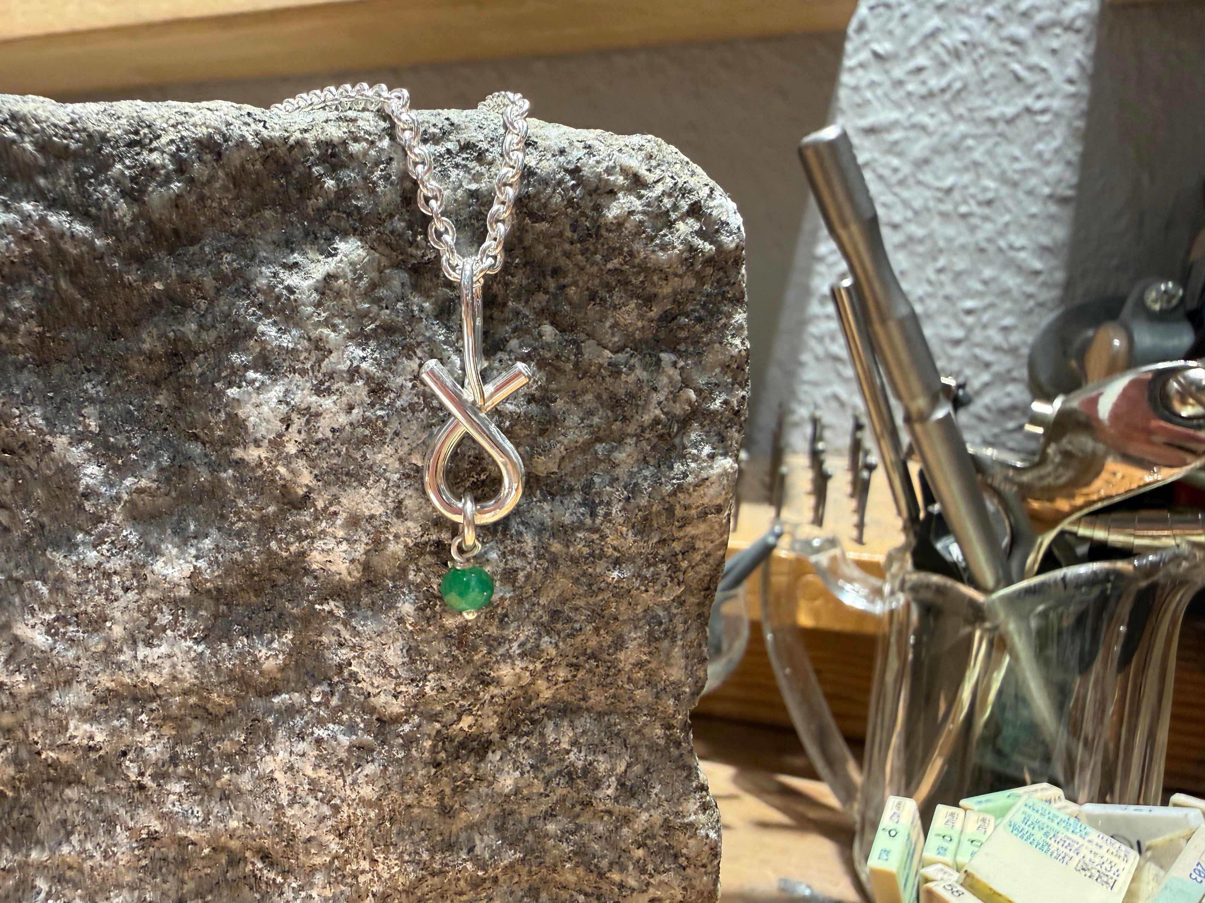 Rustik sløjfe vedhæng i sølv, med smaragd