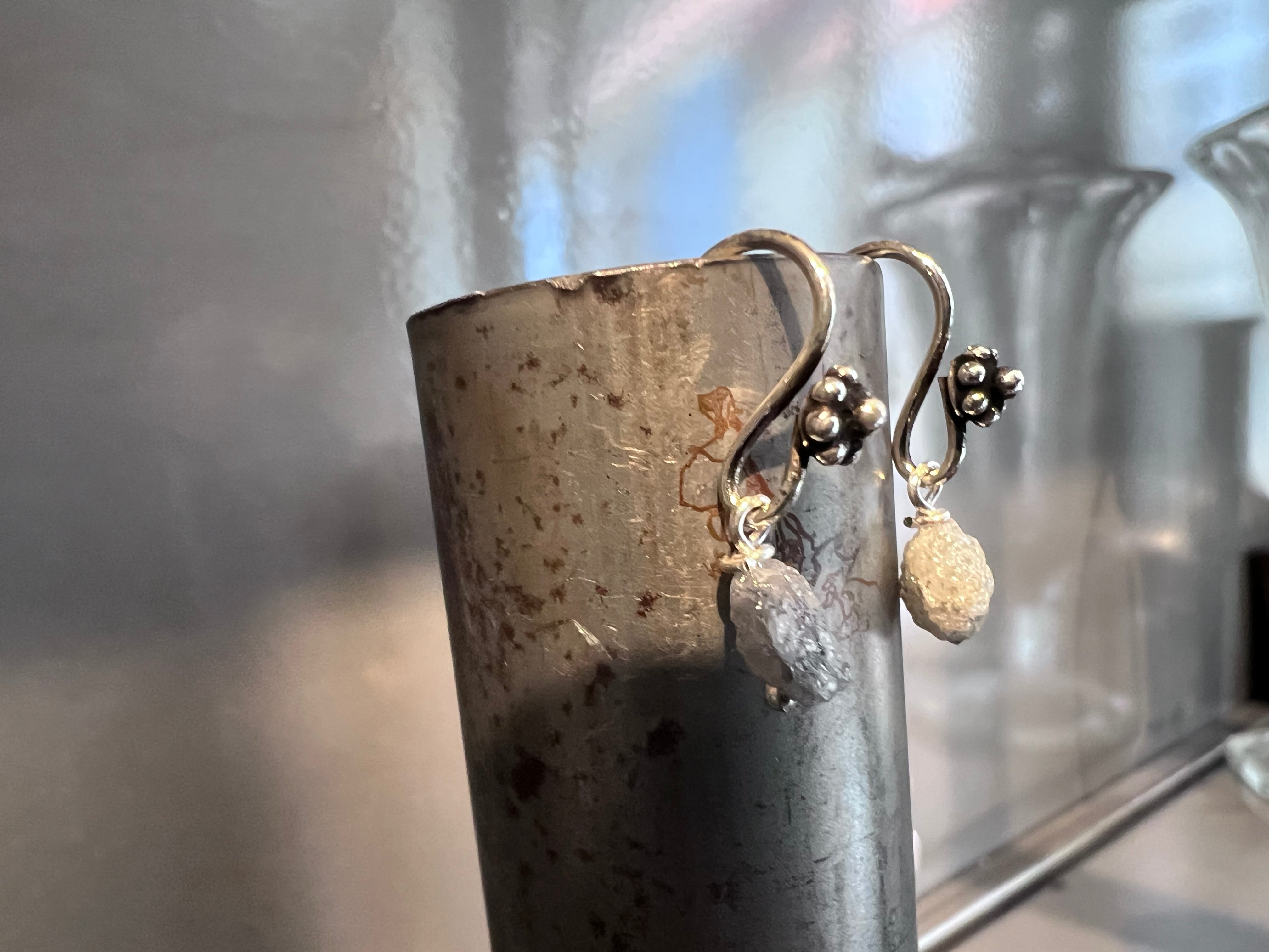 Ørehænger med rå diamanter