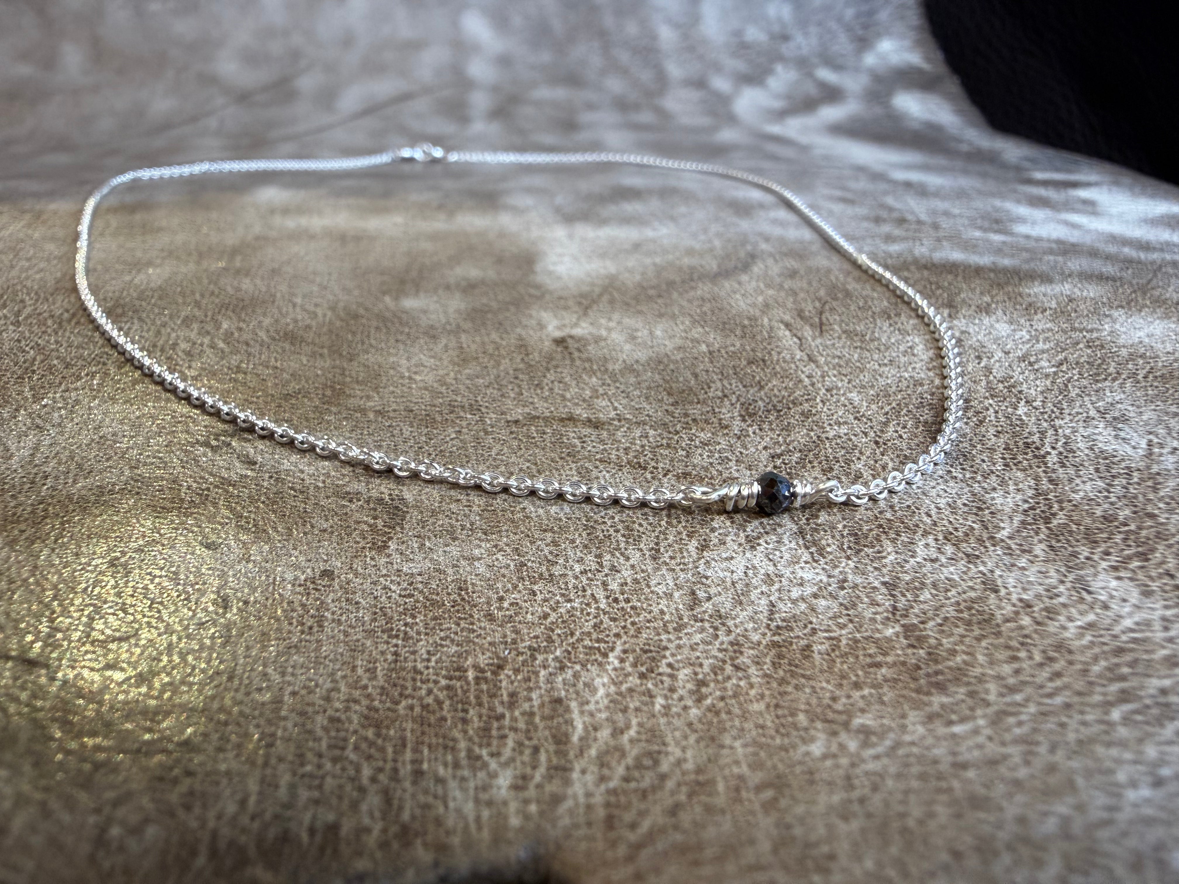 Sølv kæde 040 med diamant perle