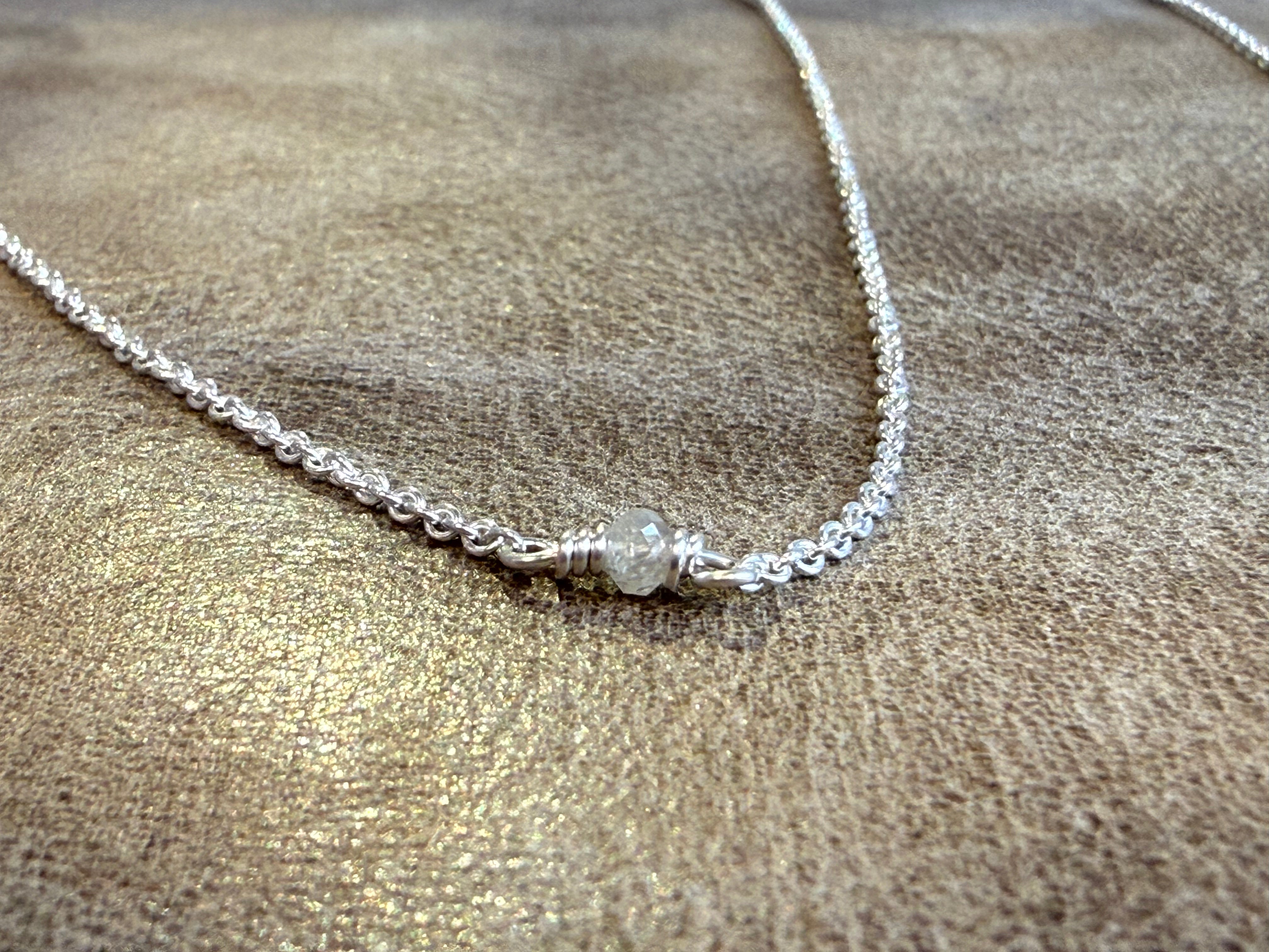 Sølv kæde 040 med diamant perle