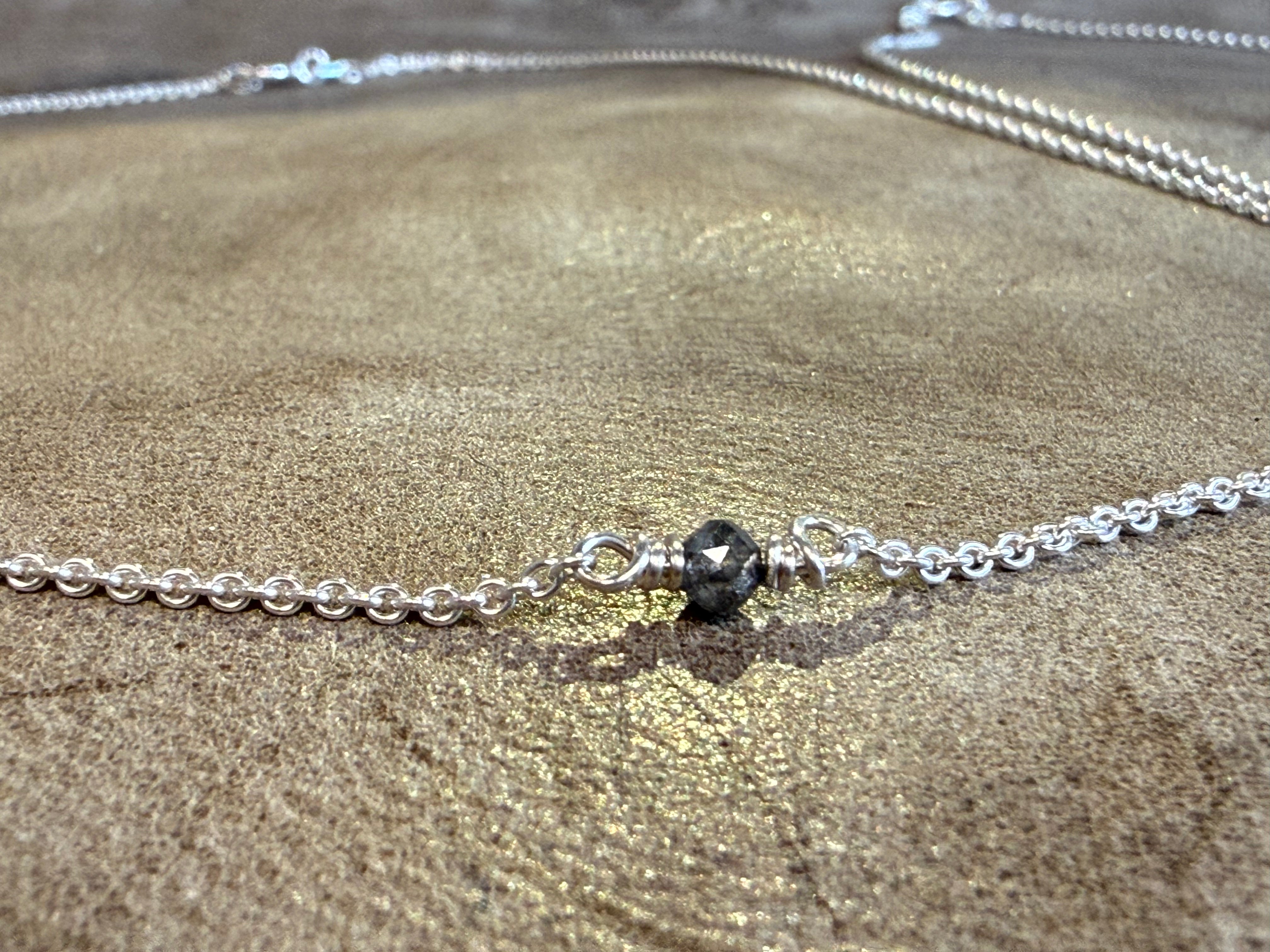 Sølv kæde 040 med diamant perle